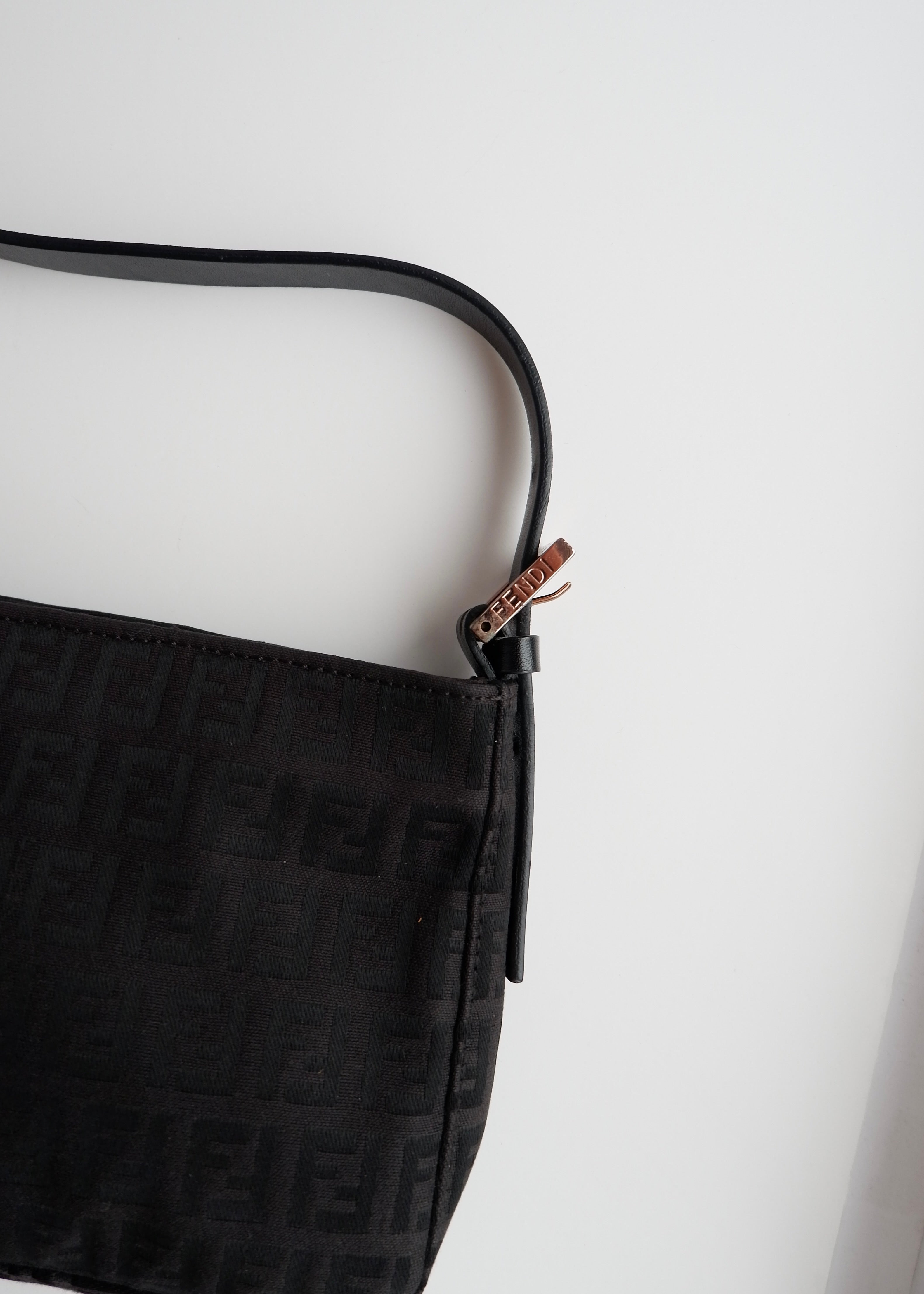 Authentique sac porté épaule Fendi Zucchino en toile noire d'occasion