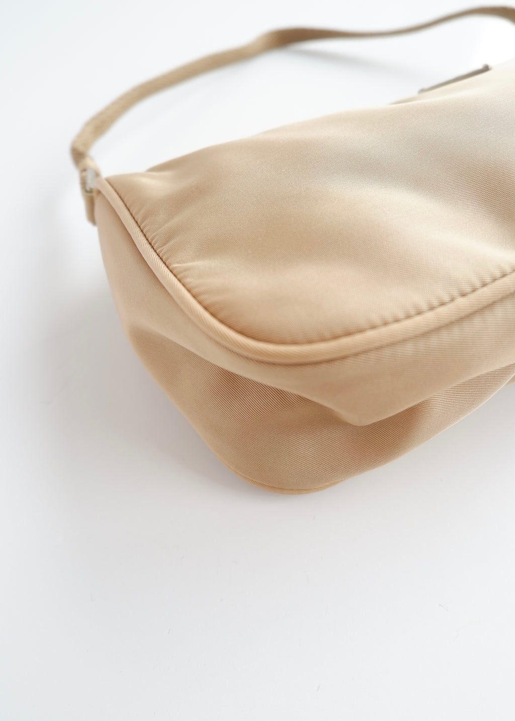 Authentique sac bandoulière Prada en nylon beige d'occasion