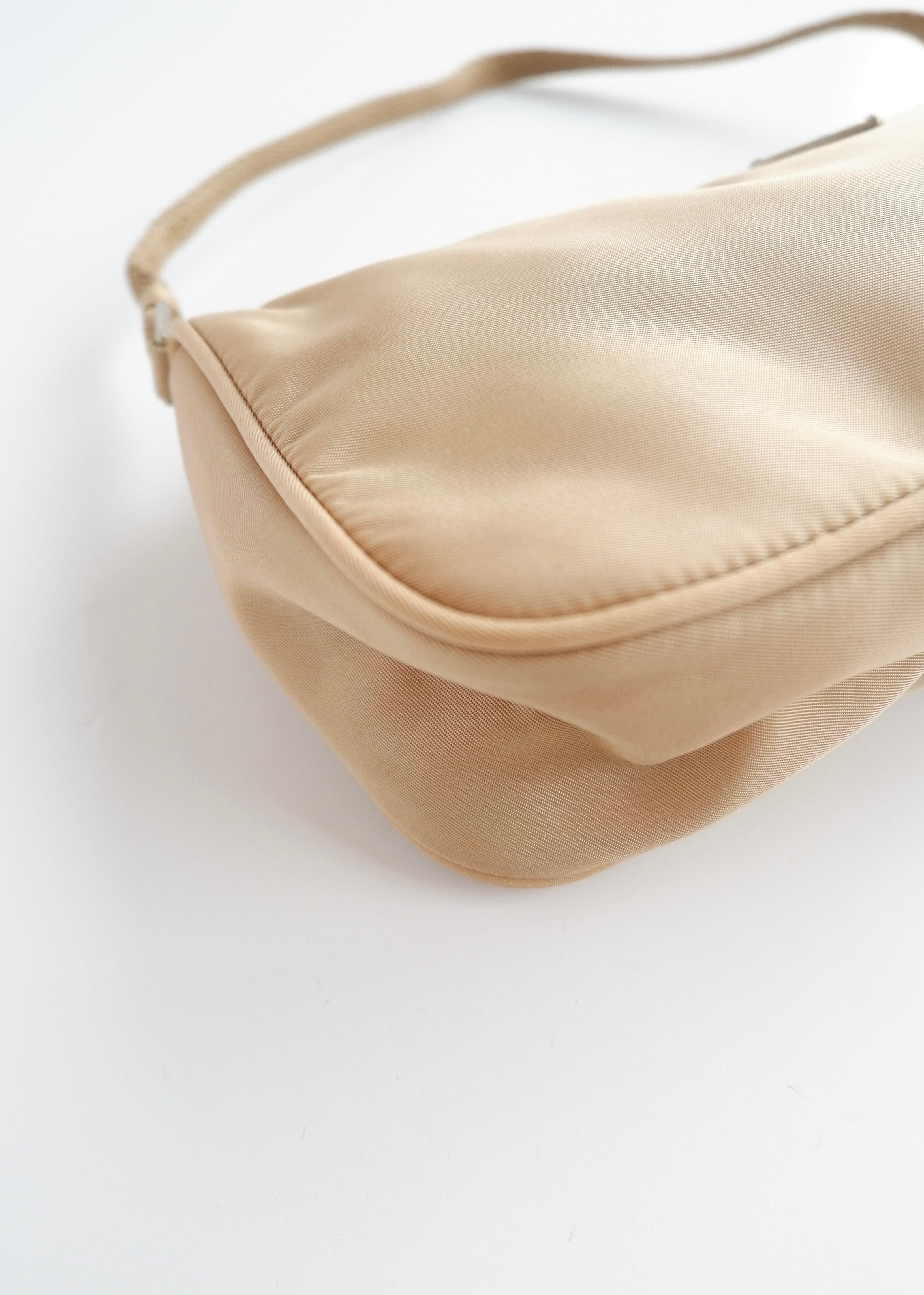 Authentique sac bandoulière Prada en nylon beige d'occasion