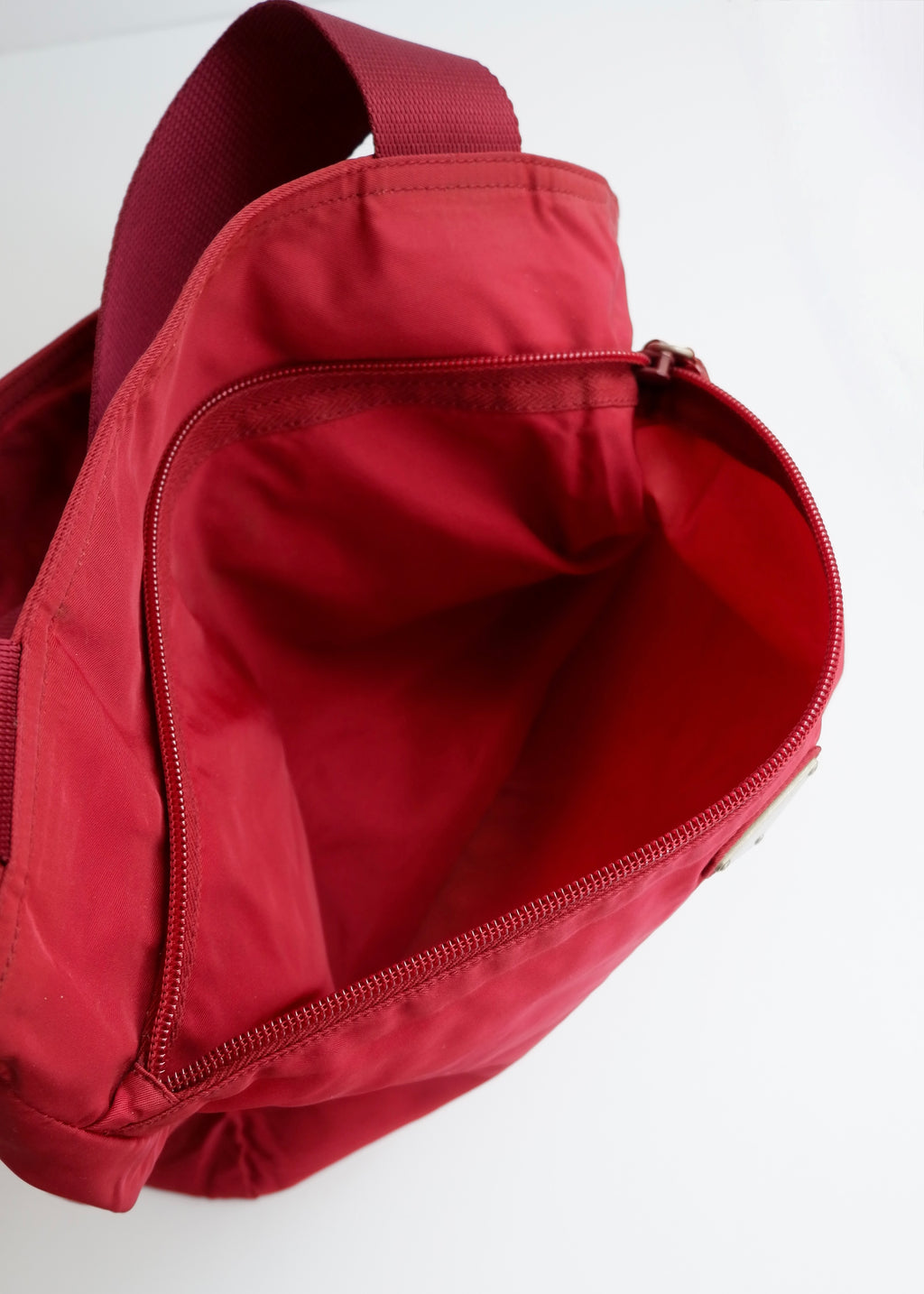 Sac fourre-tout Prada authentique d'occasion en nylon rouge
