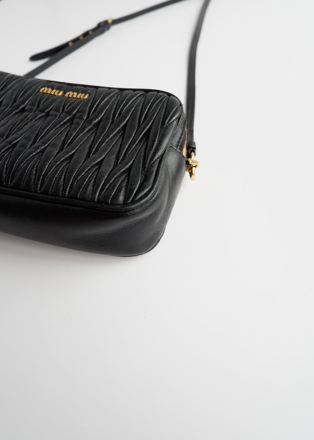Sac bandoulière Miu Miu en cuir noir authentique d'occasion