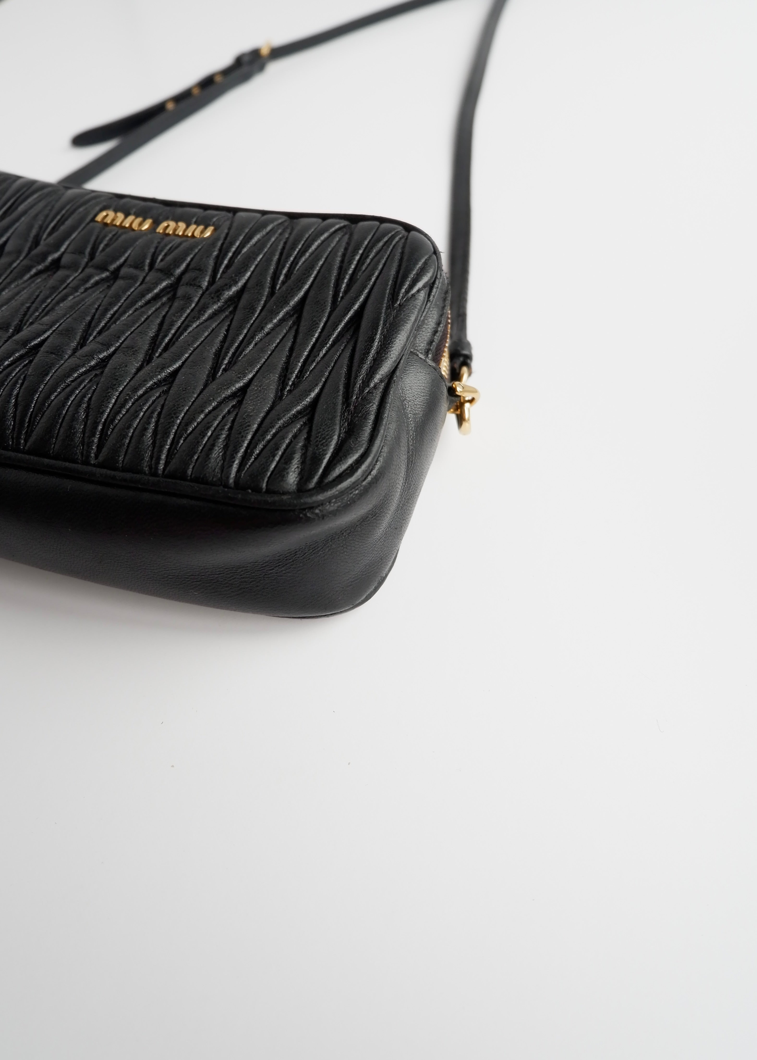 Sac bandoulière Miu Miu en cuir noir authentique d'occasion