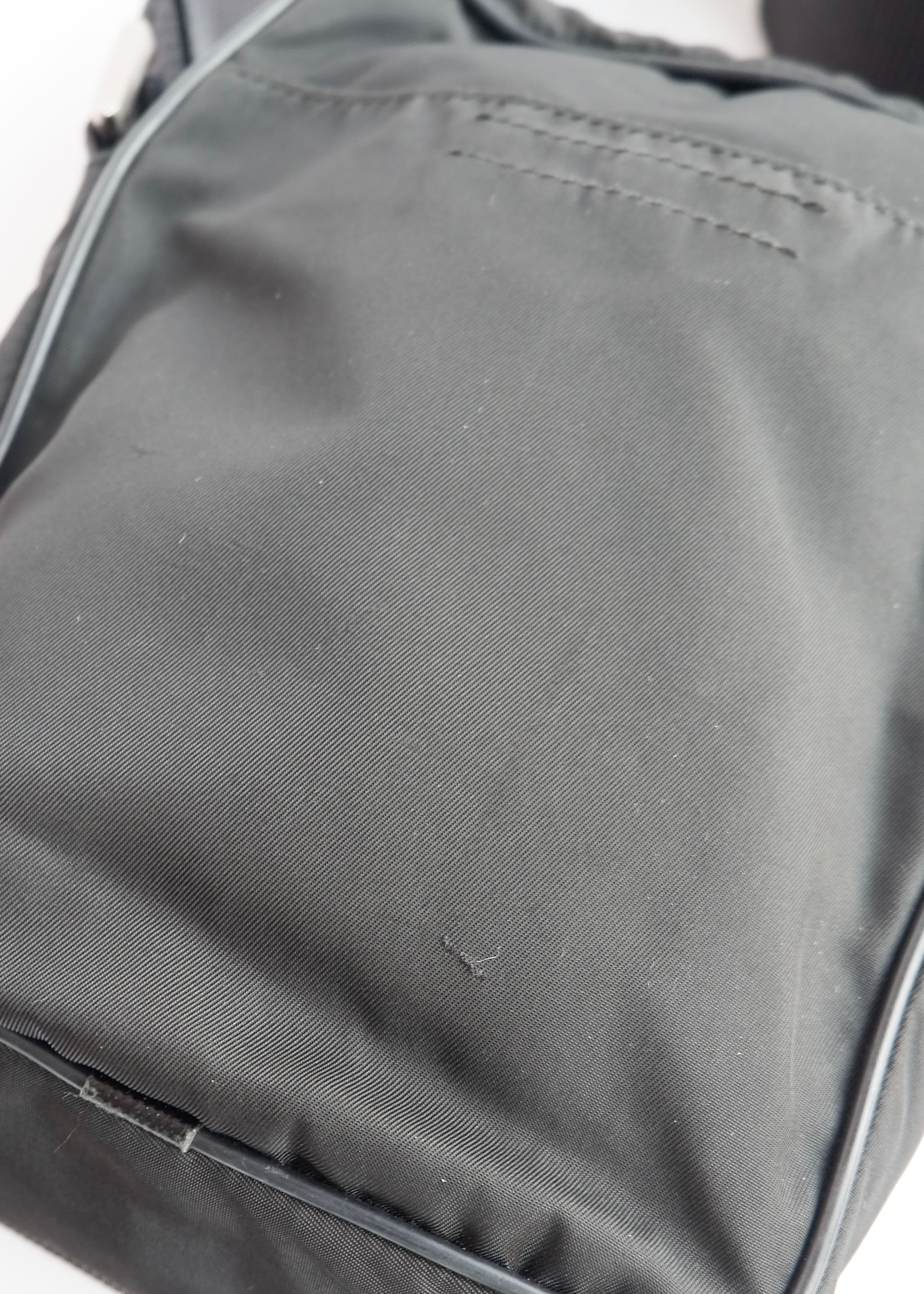 Sac bandoulière Prada en nylon noir authentique d'occasion
