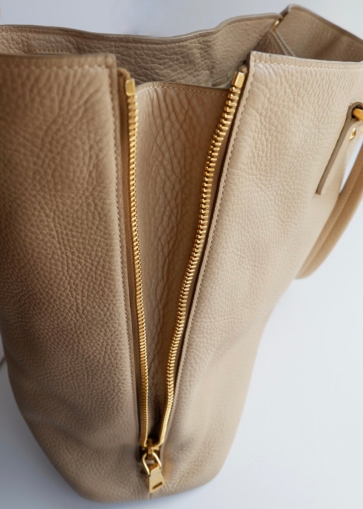 Sac cabas Prada en cuir beige, authentique et d'occasion