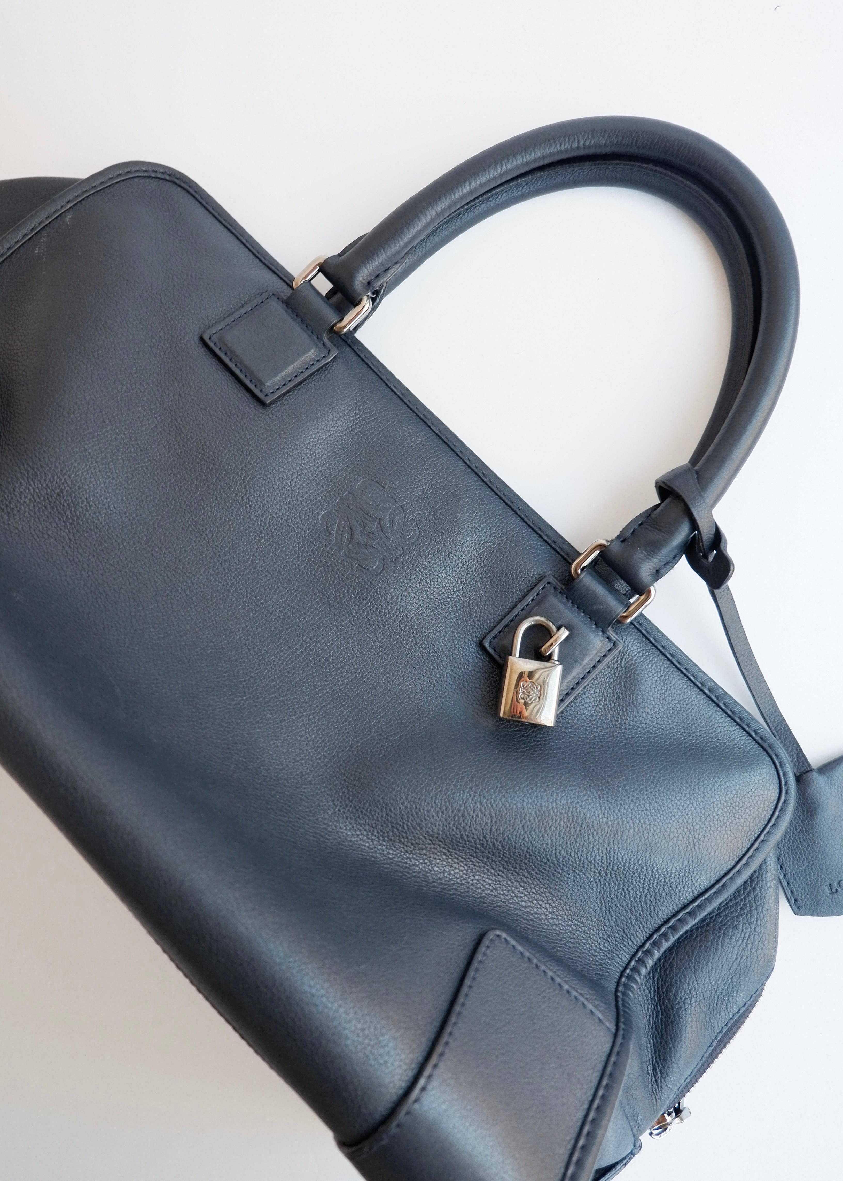 Sac à main Loewe Amazona authentique d'occasion en cuir bleu marine