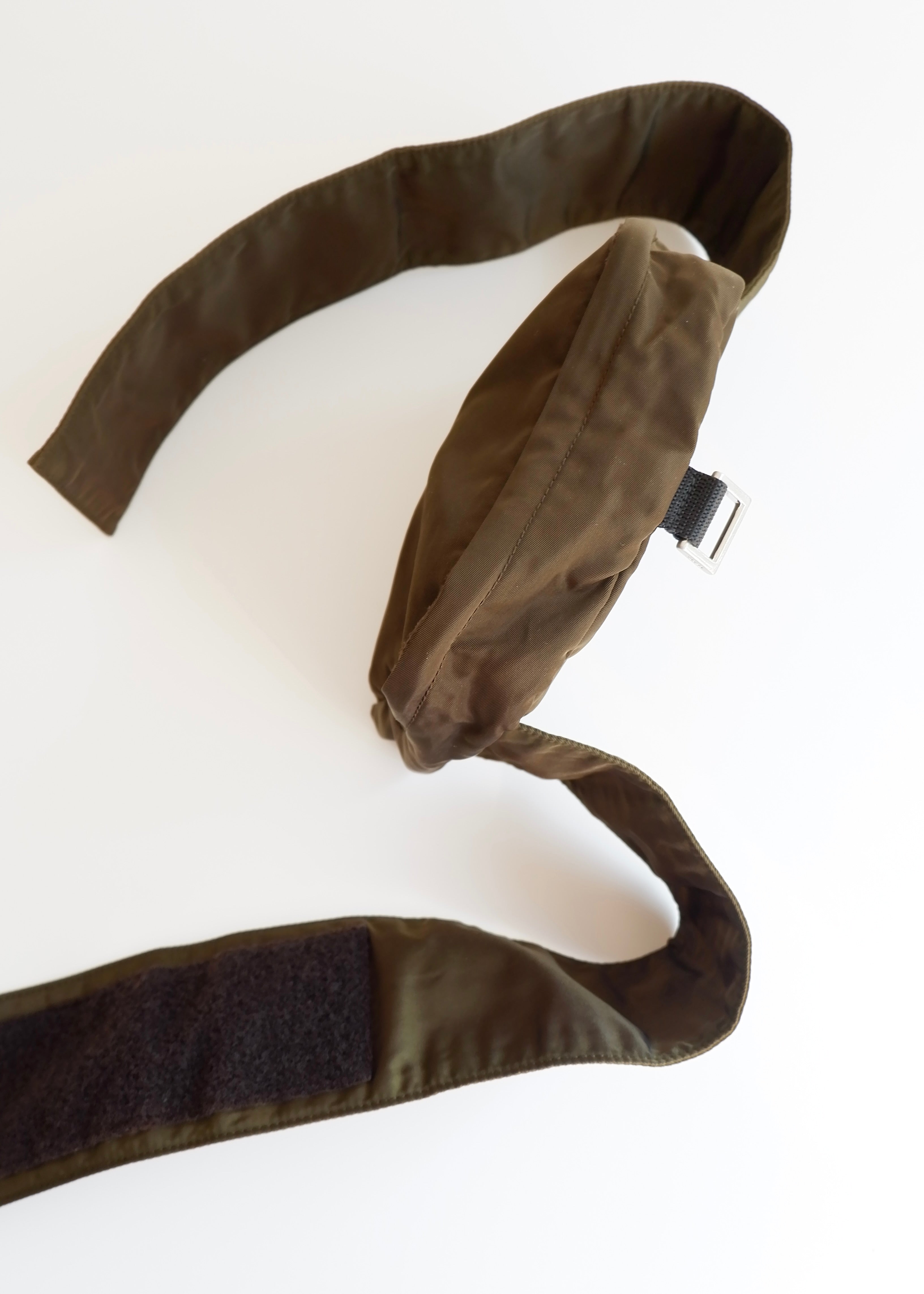 Sac banane Prada authentique d'occasion en nylon vert olive à scratch