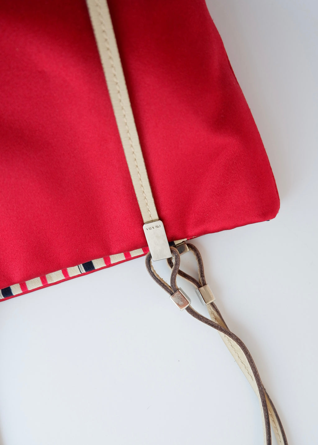 Sac micro cabas Prada authentique d'occasion en satin rouge