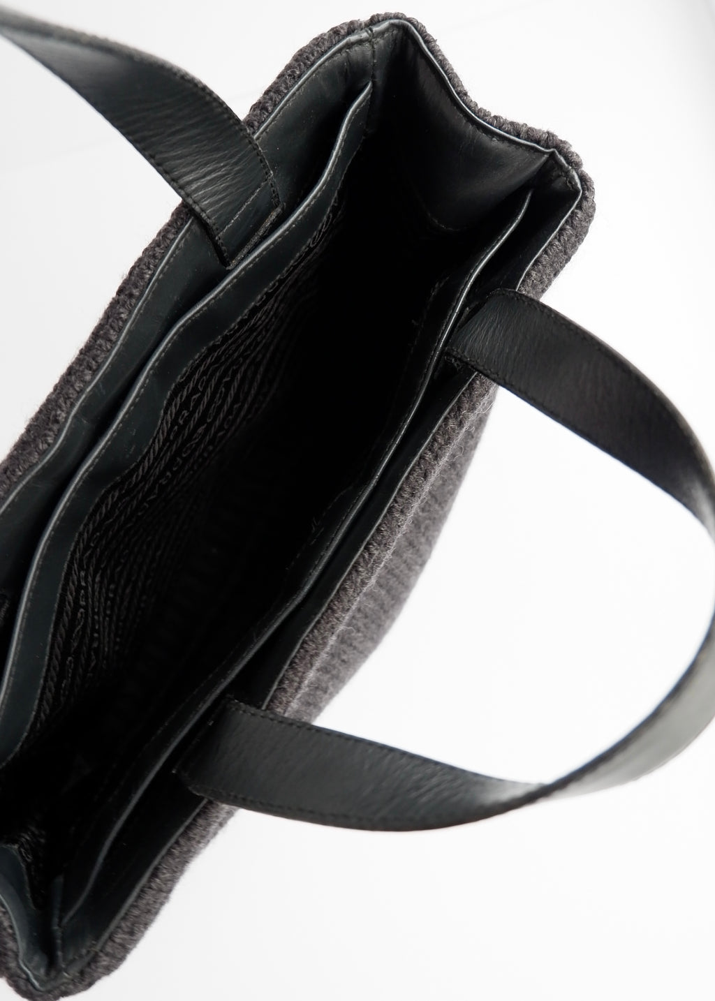 Authentique sac à main Prada en tricot et cuir noir d'occasion