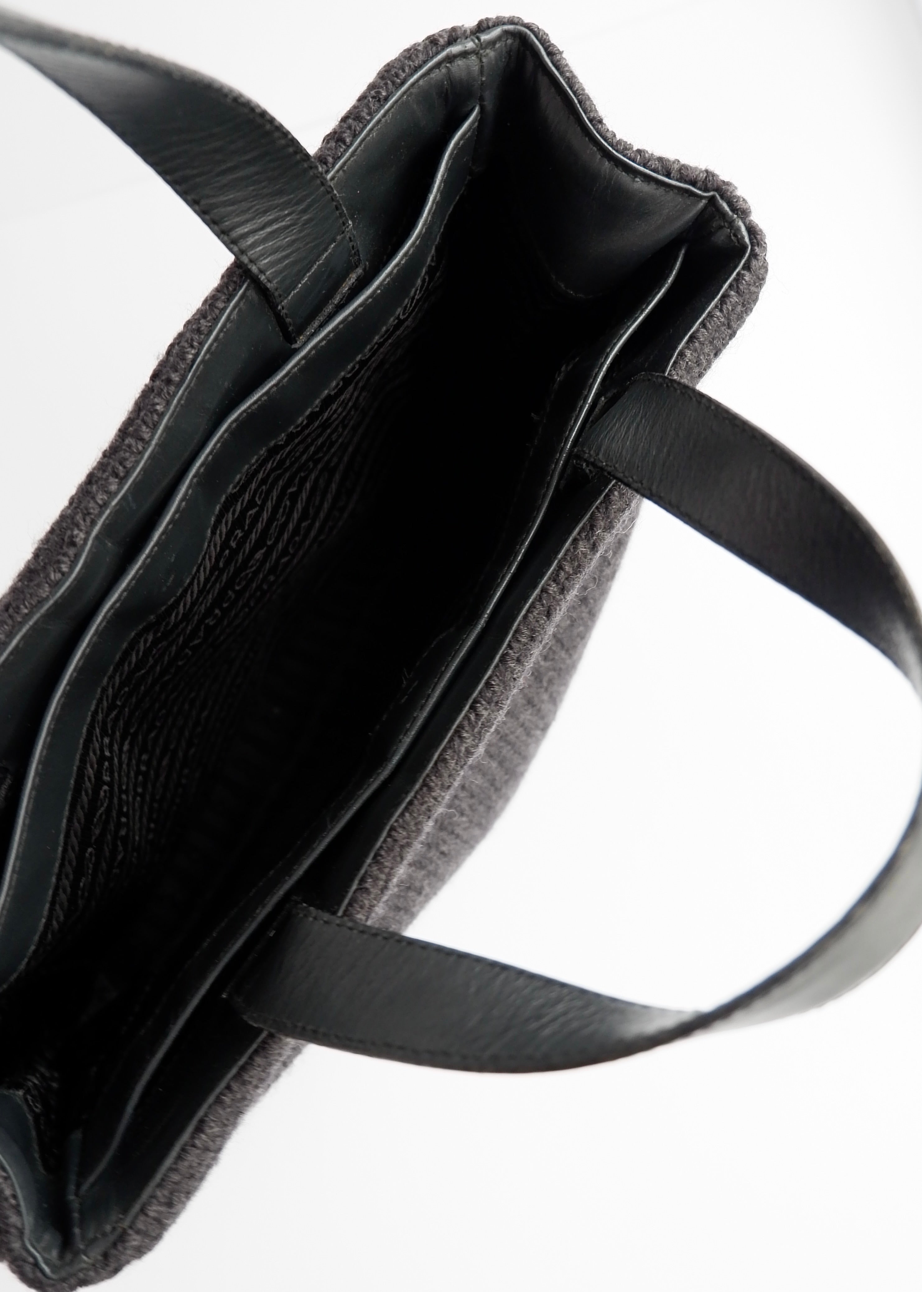 Authentique sac à main Prada en tricot et cuir noir d'occasion
