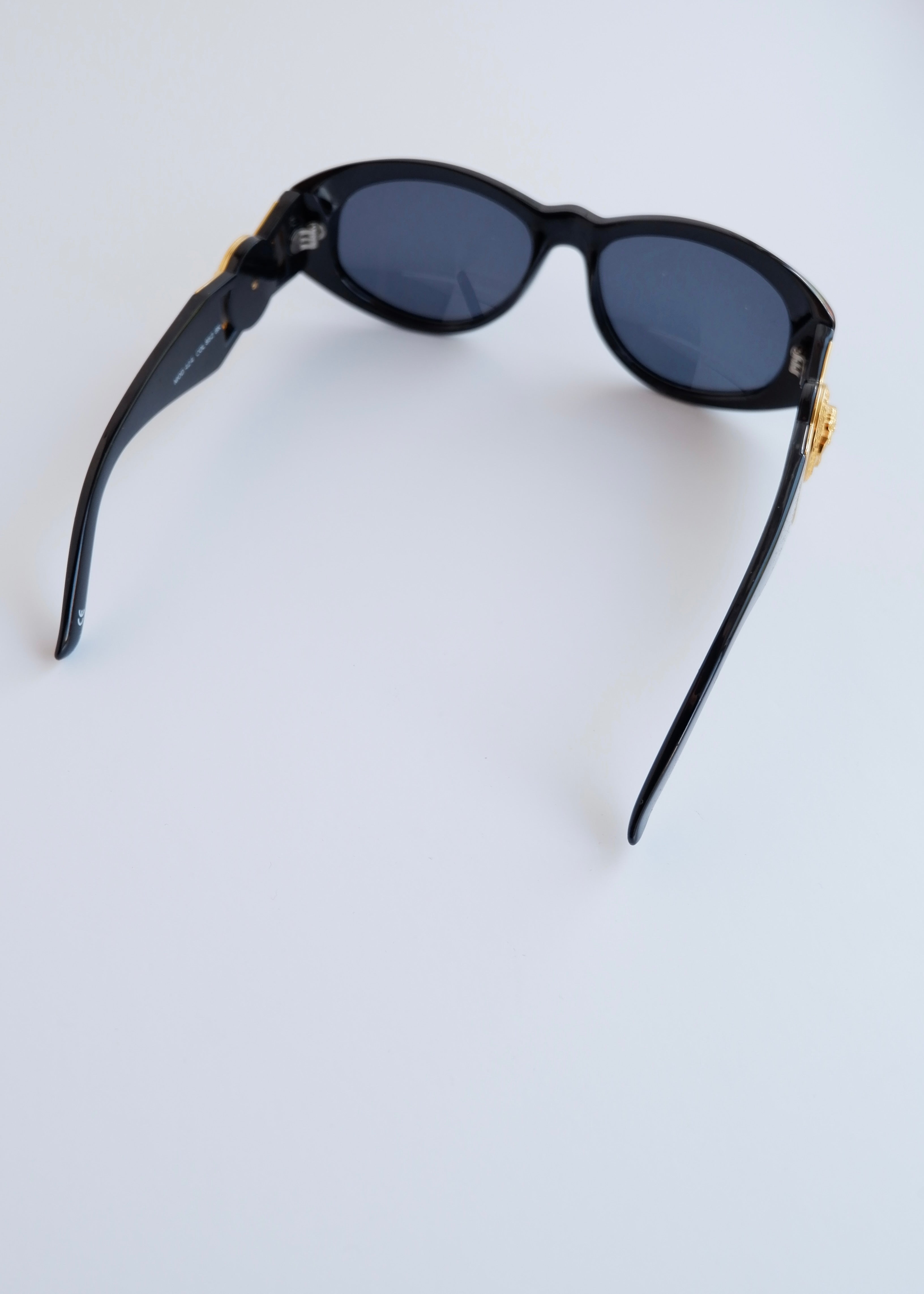 Authentiques lunettes de soleil vintage d'occasion Versace à monture carrée noire avec logo Méduse