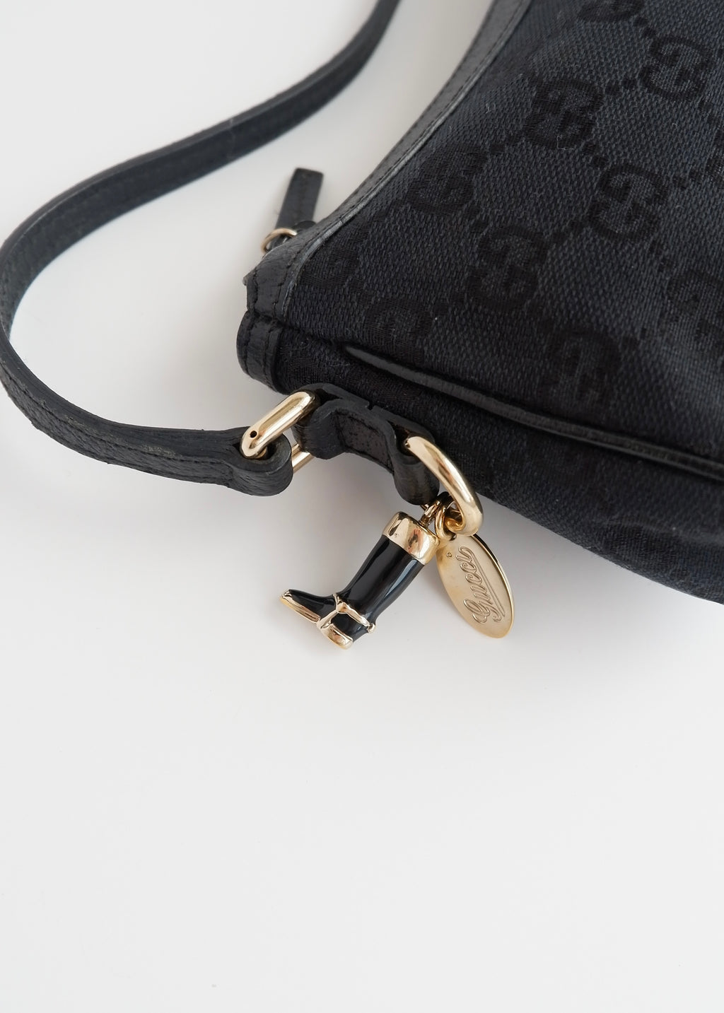 Authentique Sac Micro à Bandoulière Gucci en Toile GG Noire avec Breloque Dorée d'occasion