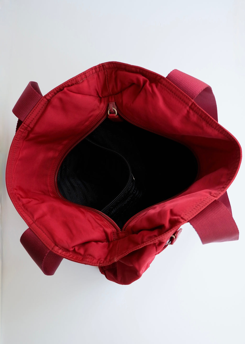 Sac fourre-tout Prada authentique d'occasion en nylon rouge