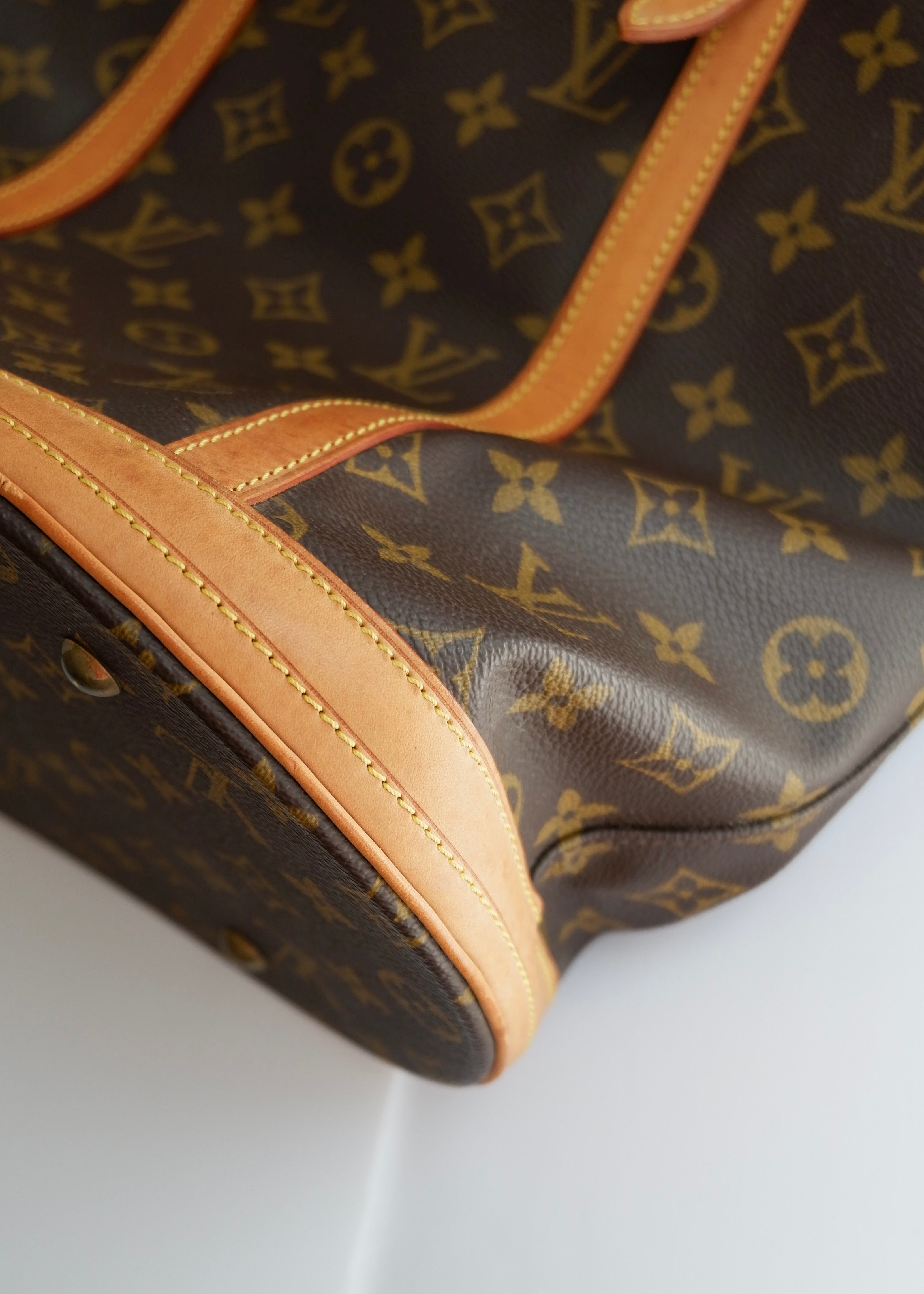 Preowned Louis Vuitton Monogram Bucket Bag GM W. Pouch