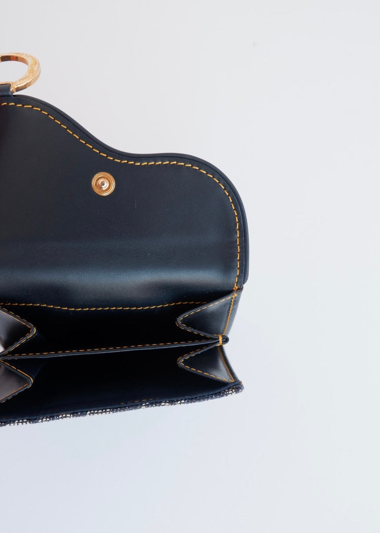 Portefeuille Dior authentique d'occasion, plié en deux, bleu marine, avec breloque D, motif Oblique.