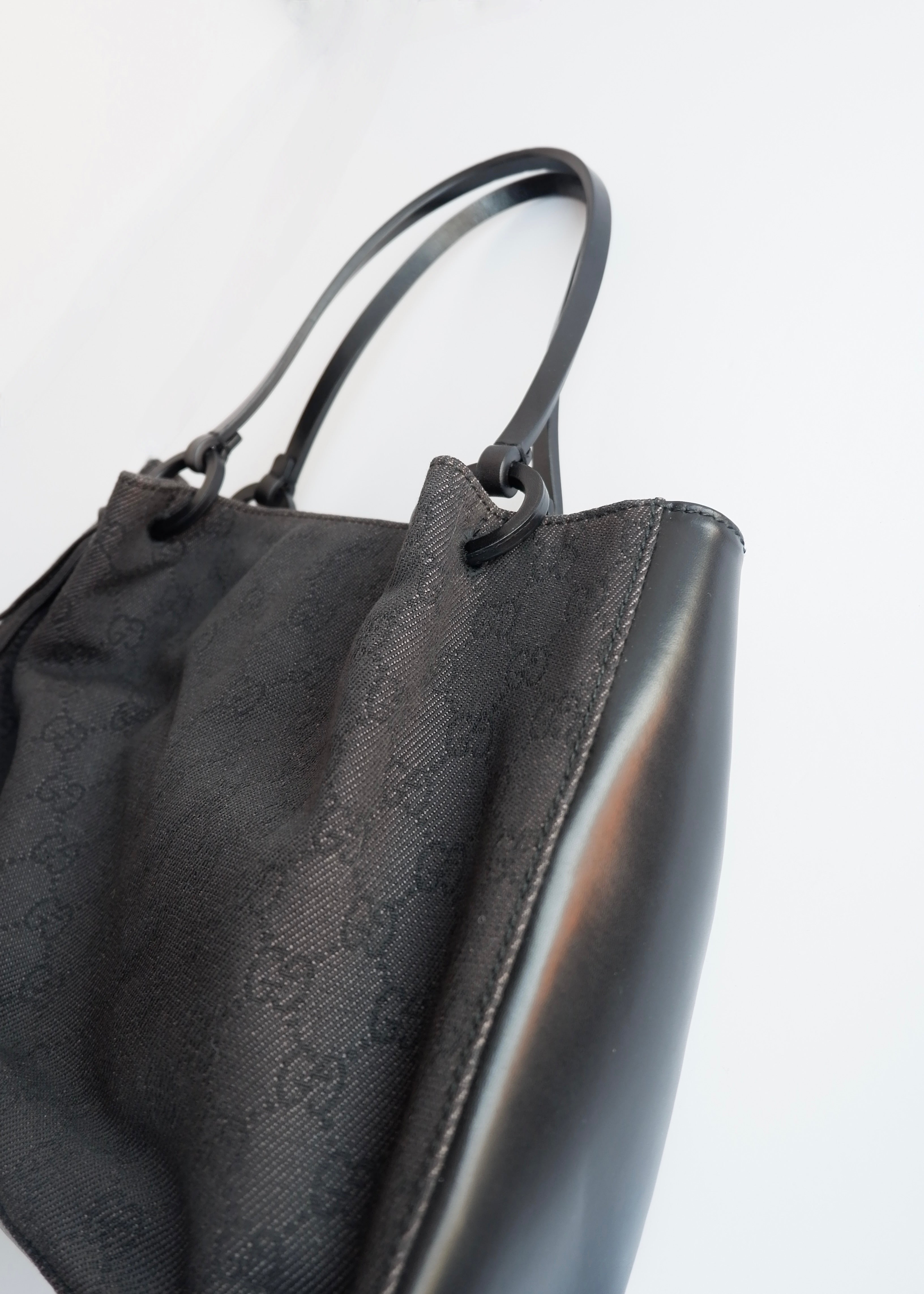 Authentique sac bandoulière Gucci d'occasion en toile GG en jean/cuir noir