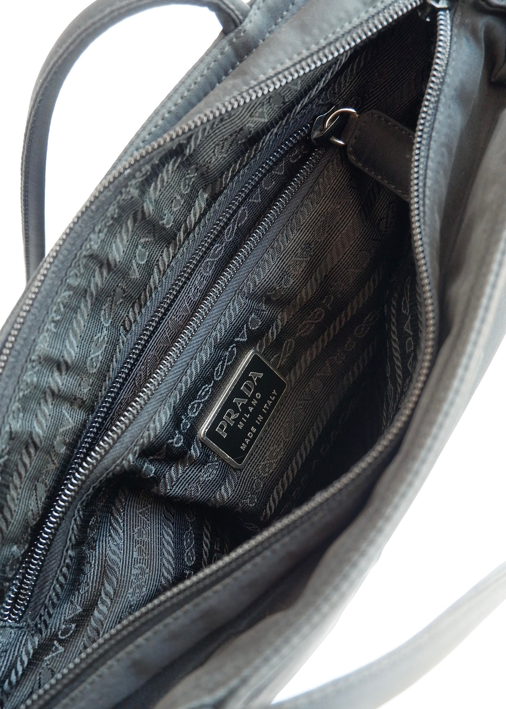 Sac cabas Prada authentique d'occasion en nylon noir à longue bandoulière