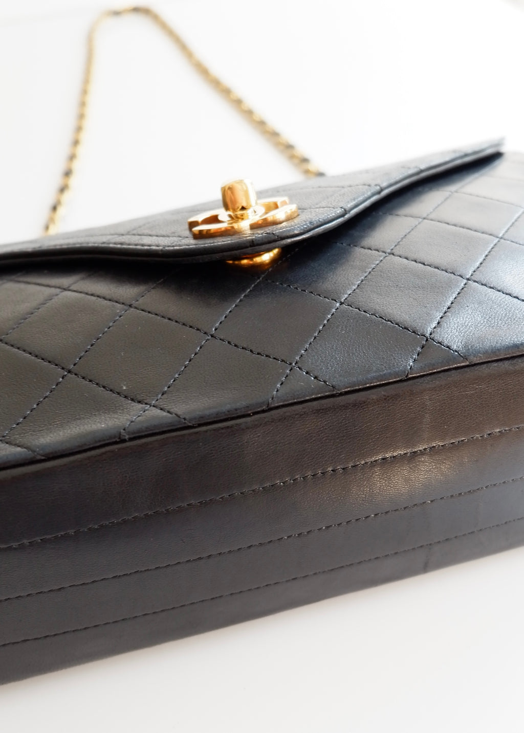 Authentique sac Chanel vintage d'occasion en agneau noir à rabat simple avec quincaillerie dorée
