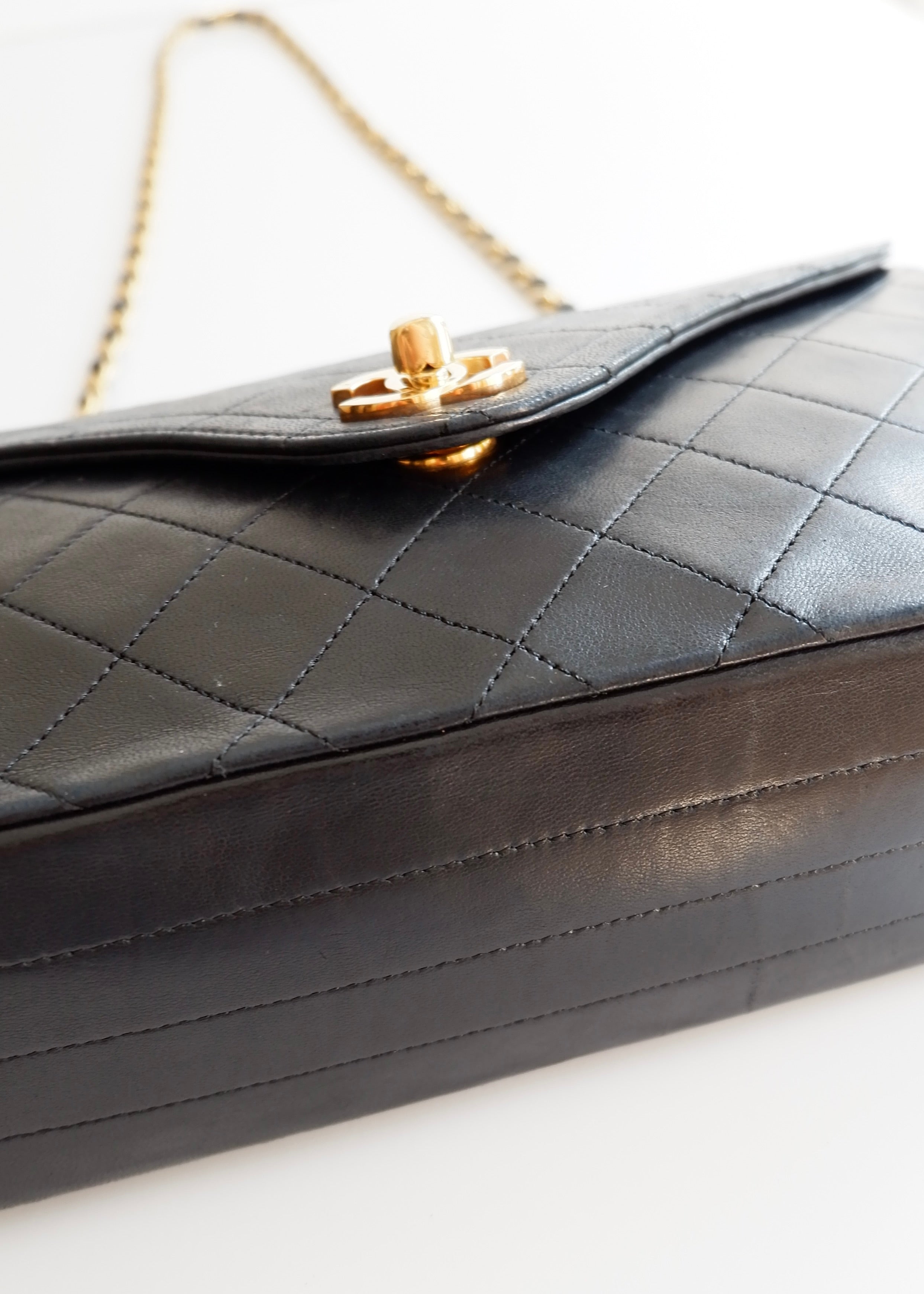 Authentique sac Chanel vintage d'occasion en agneau noir à rabat simple avec quincaillerie dorée