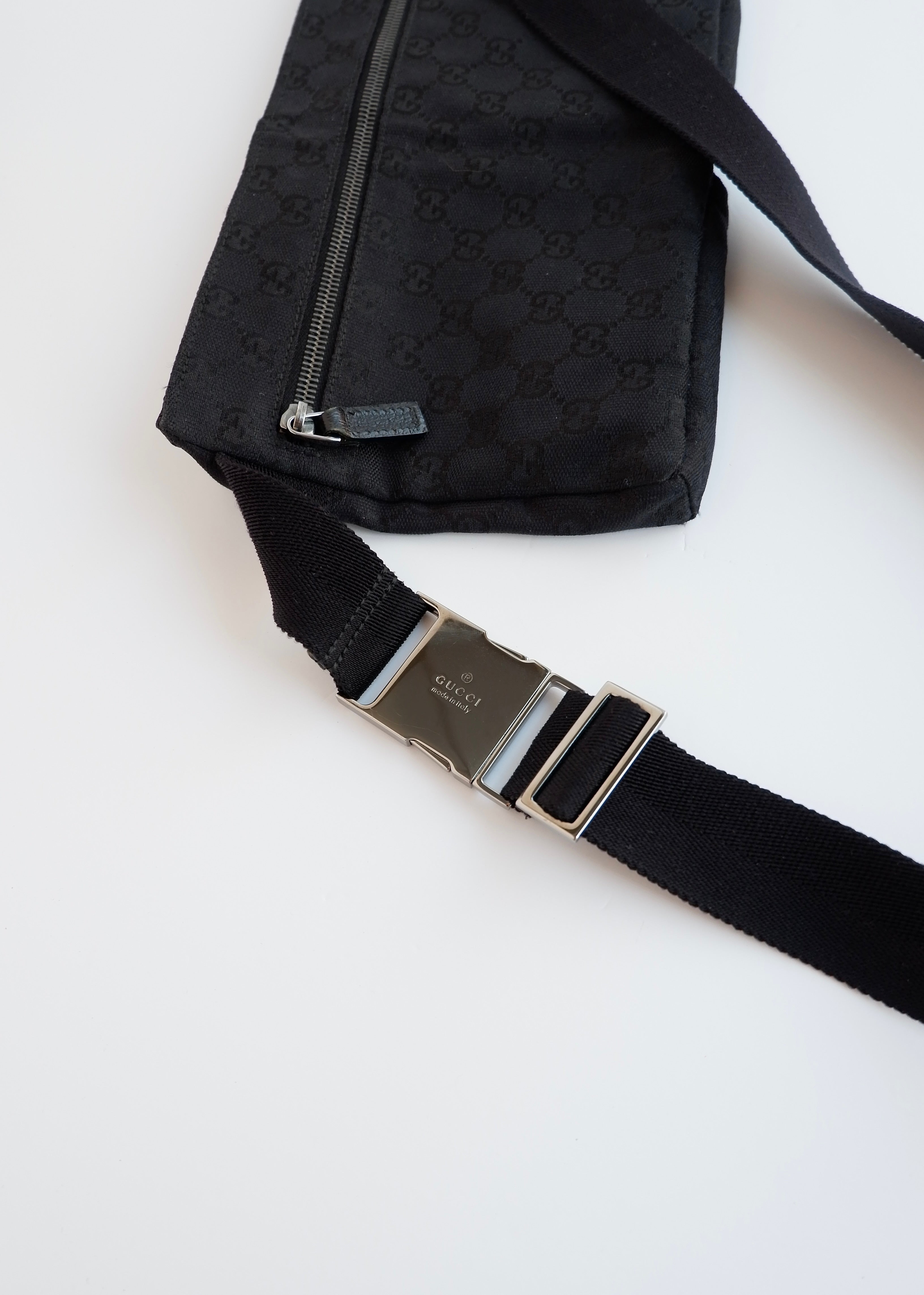Authentique Sac Banane Gucci en Toile GG Noire Pré-aimé