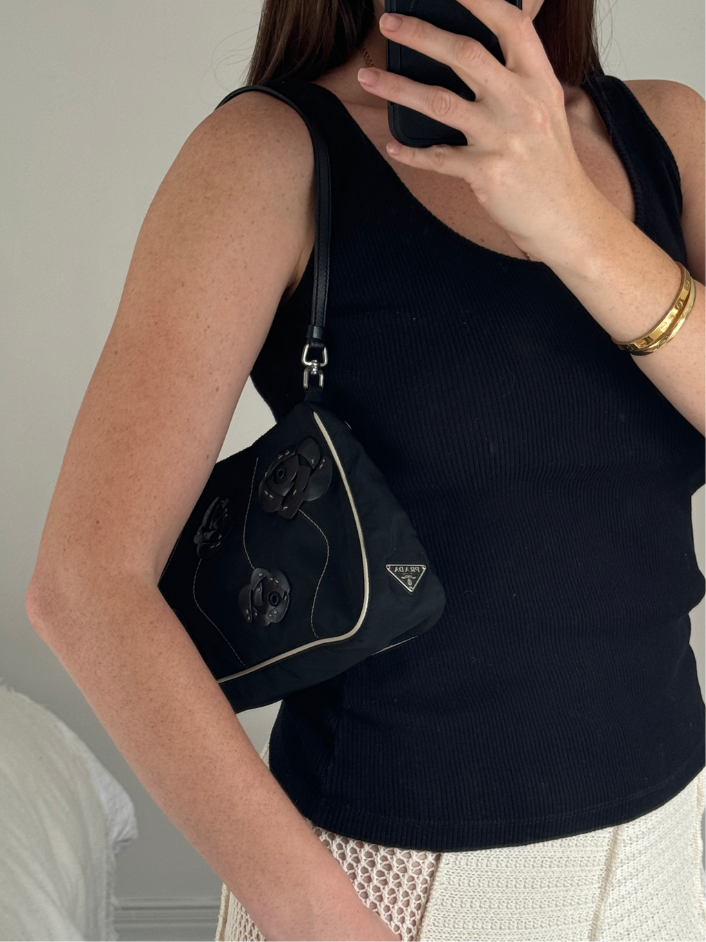 Authentique Sac bandoulière Prada noir et blanc en nylon avec détails roses d'occasion