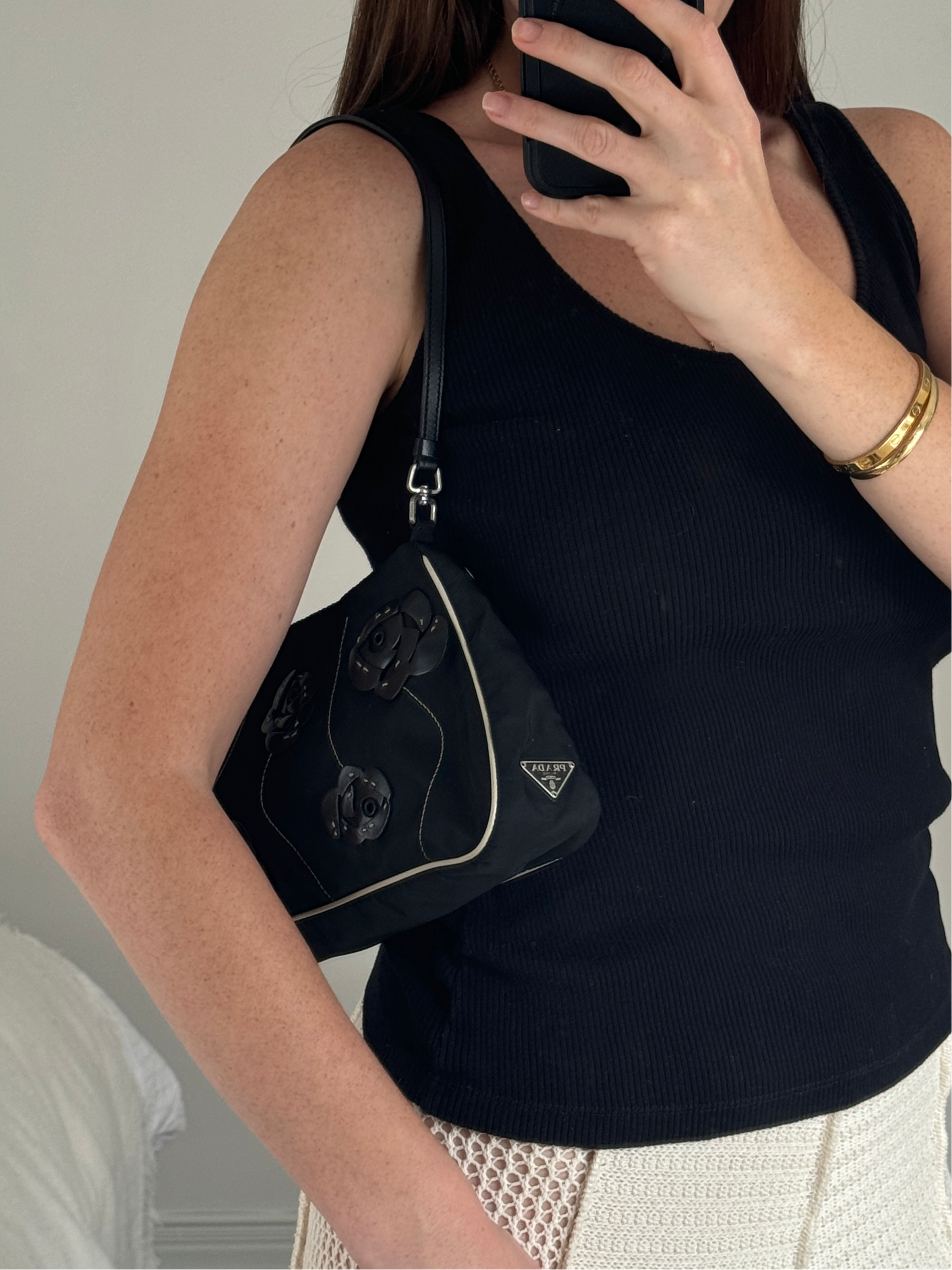 Authentique Sac bandoulière Prada noir et blanc en nylon avec détails roses d'occasion