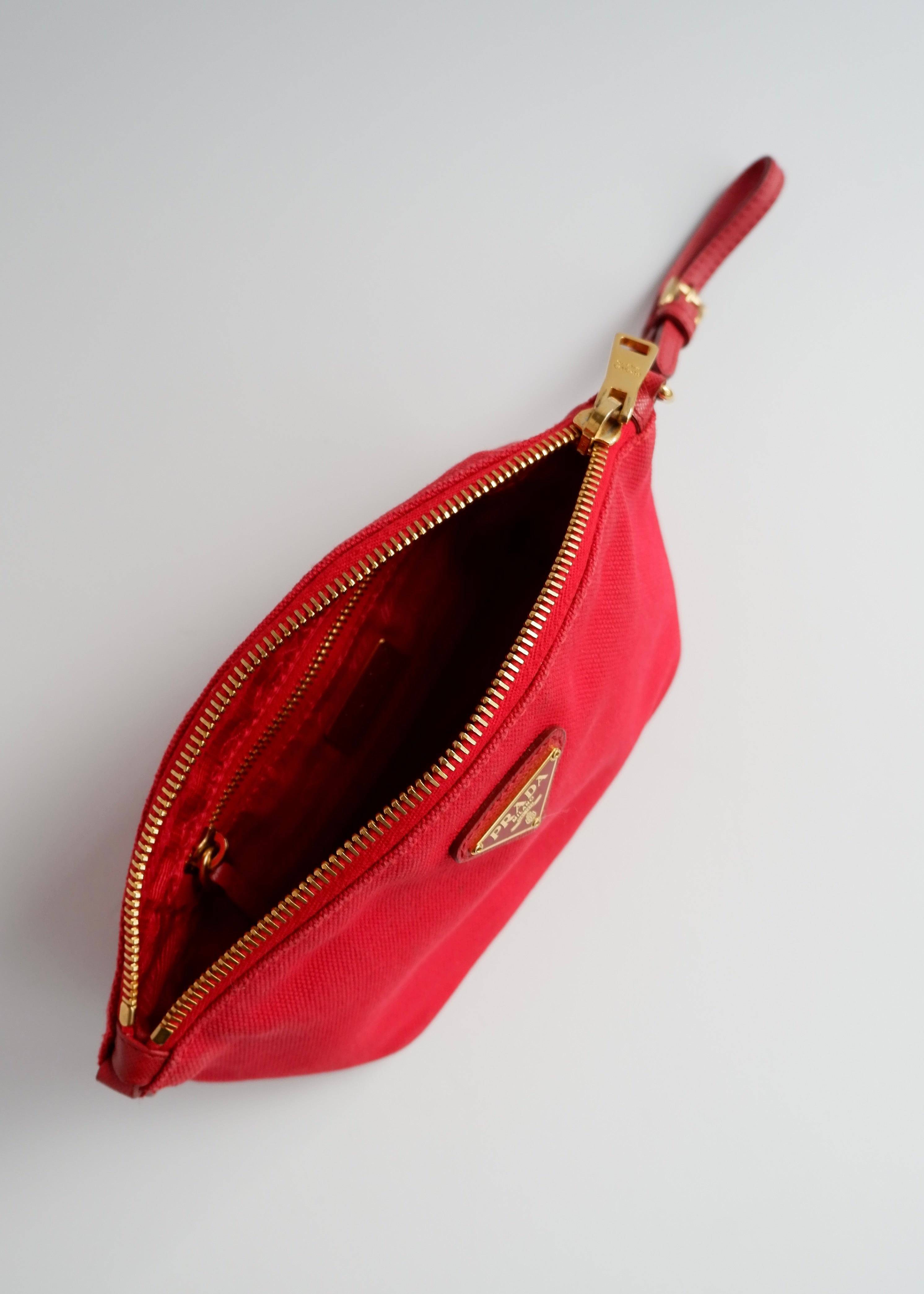 Pochette Prada en toile rouge authentique d'occasion