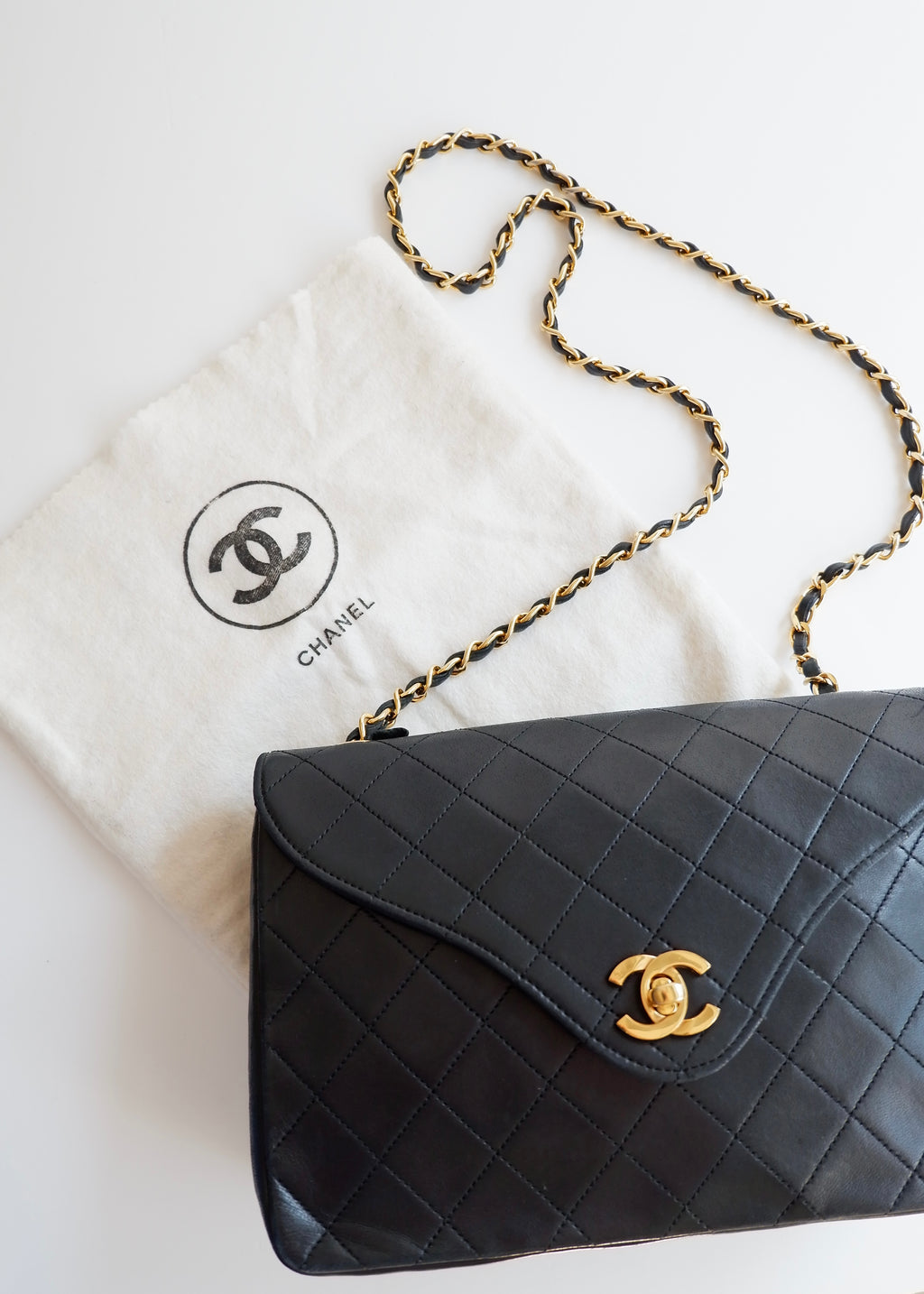 Authentique sac Chanel vintage d'occasion en agneau noir à rabat simple avec quincaillerie dorée