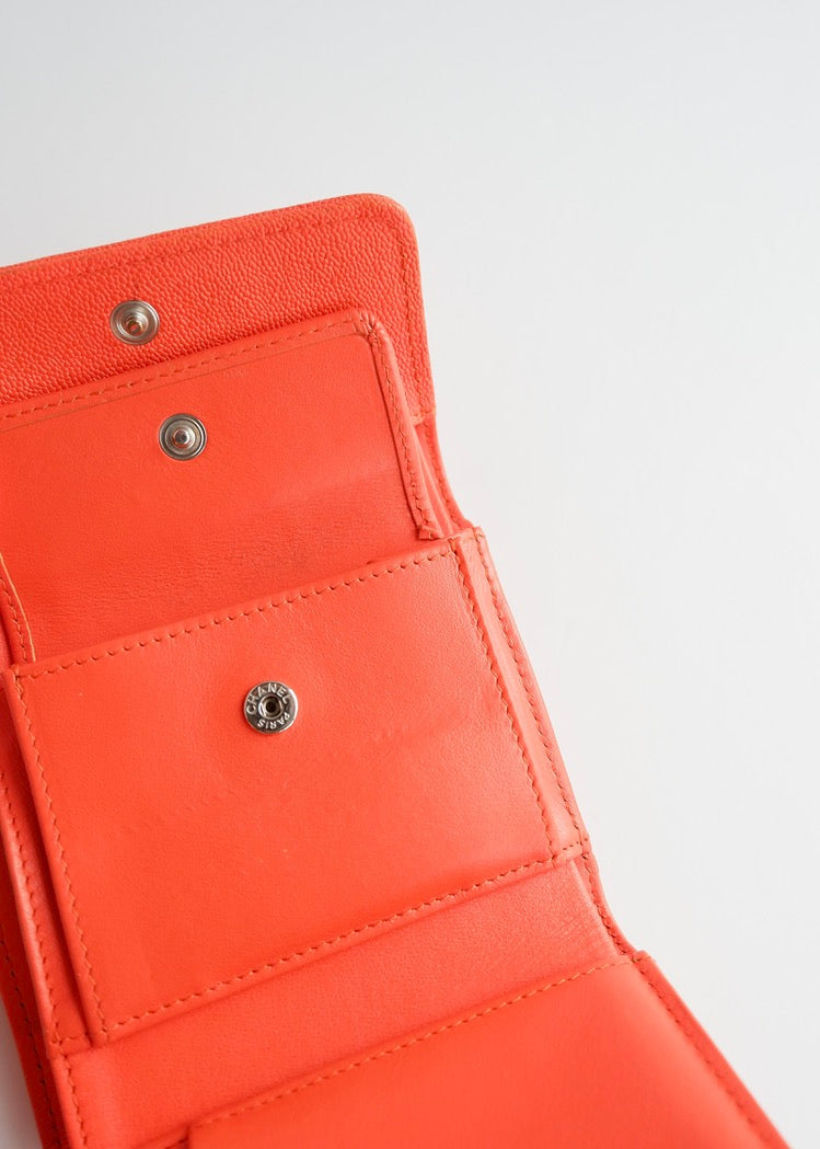 Portefeuille Chanel Boy d'occasion authentique en cuir grainé orange