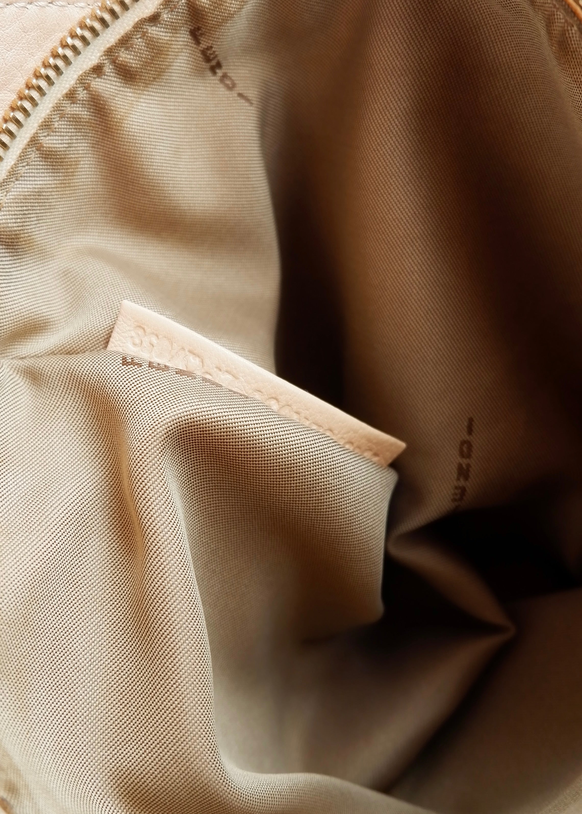 Sac à bandoulière Fendi d'occasion en cuir rose clair authentique
