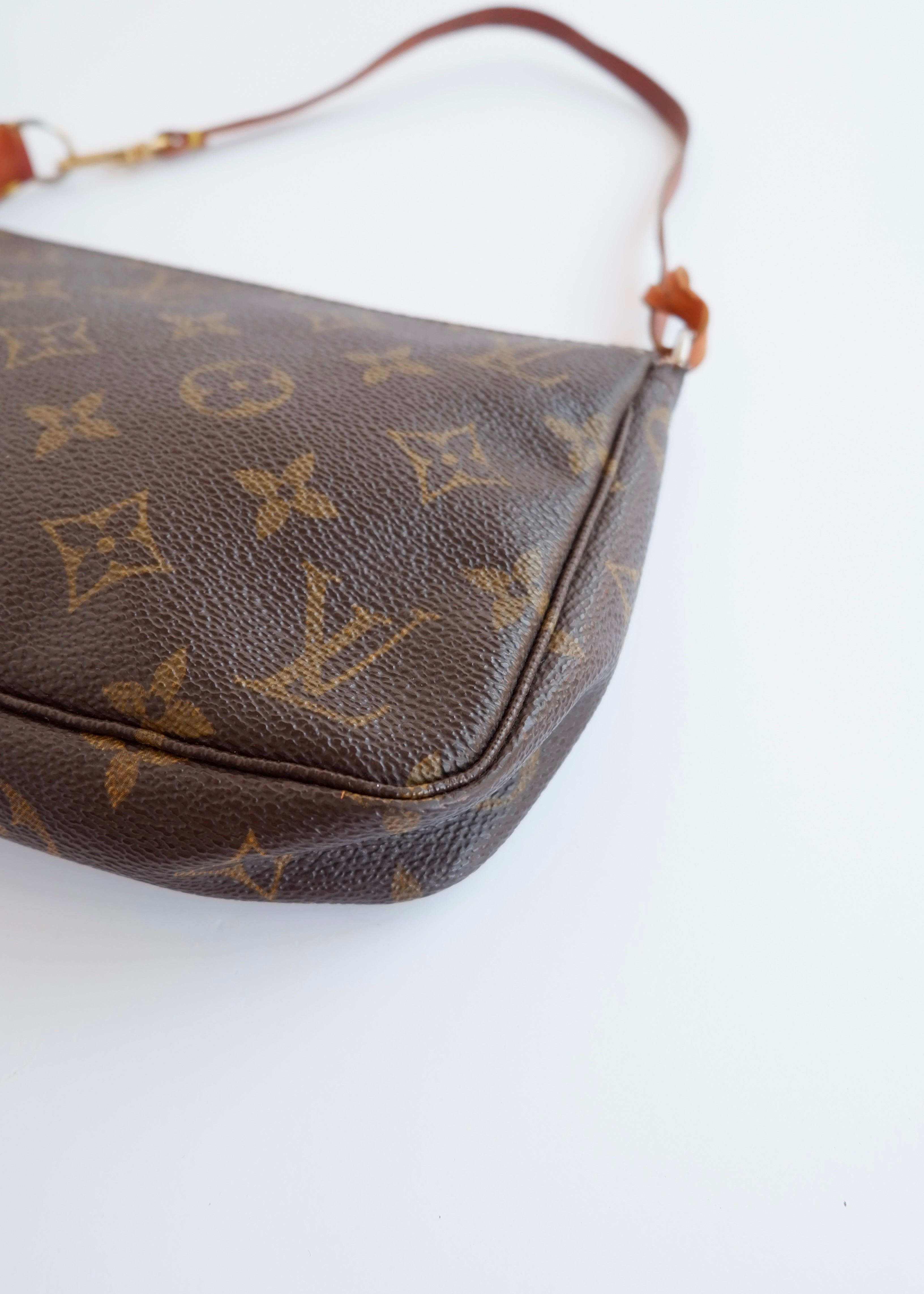 Authentique sac Louis Vuitton Pochette Accessoires monogrammé d'occasion (avec bandoulière)