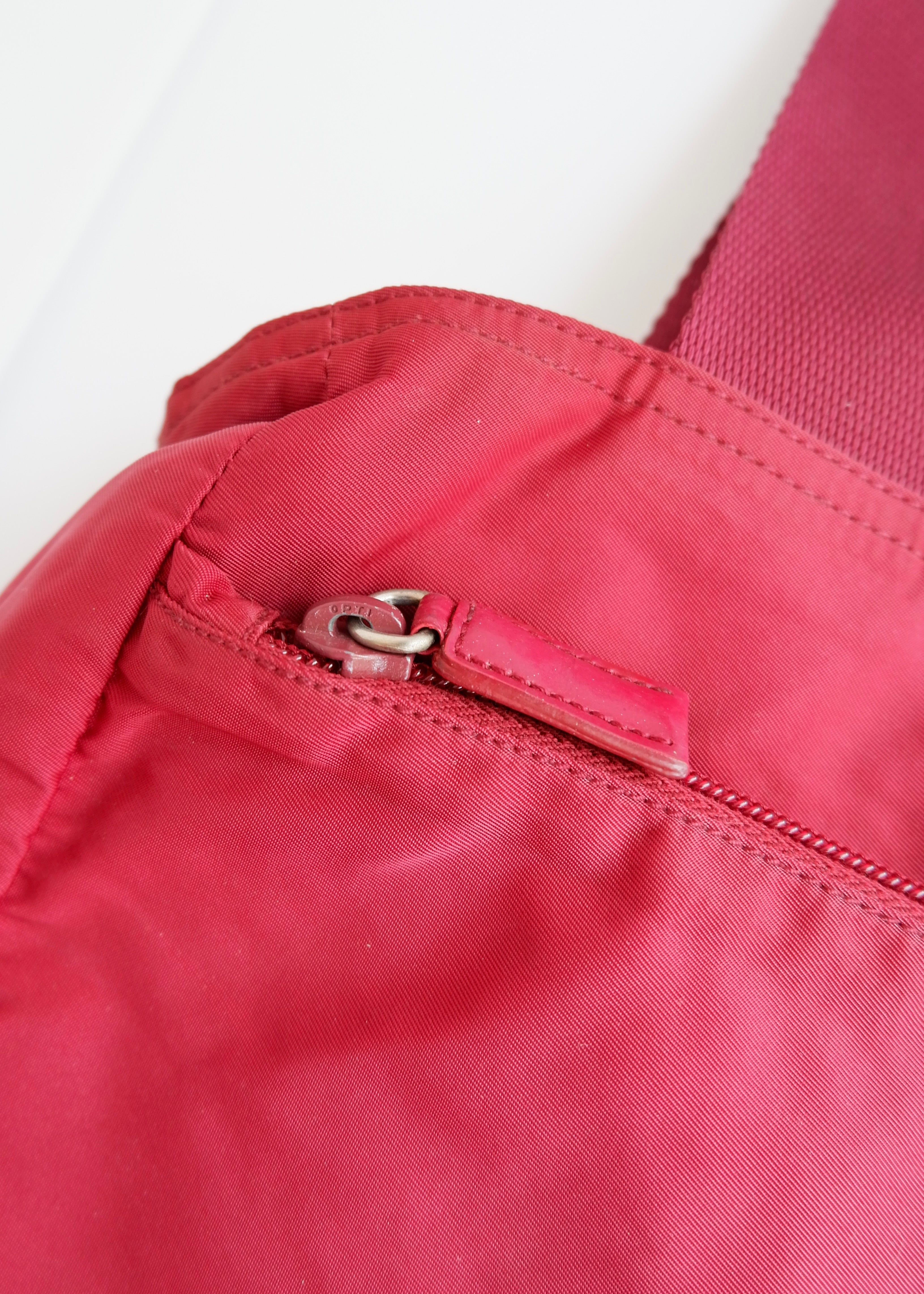 Sac fourre-tout Prada authentique d'occasion en nylon rouge