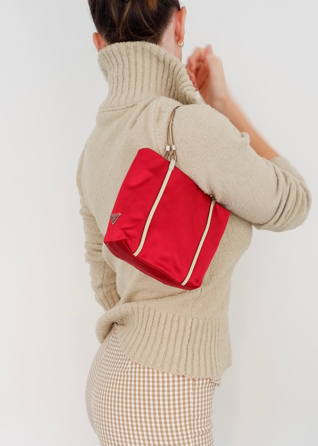 Sac micro cabas Prada authentique d'occasion en satin rouge