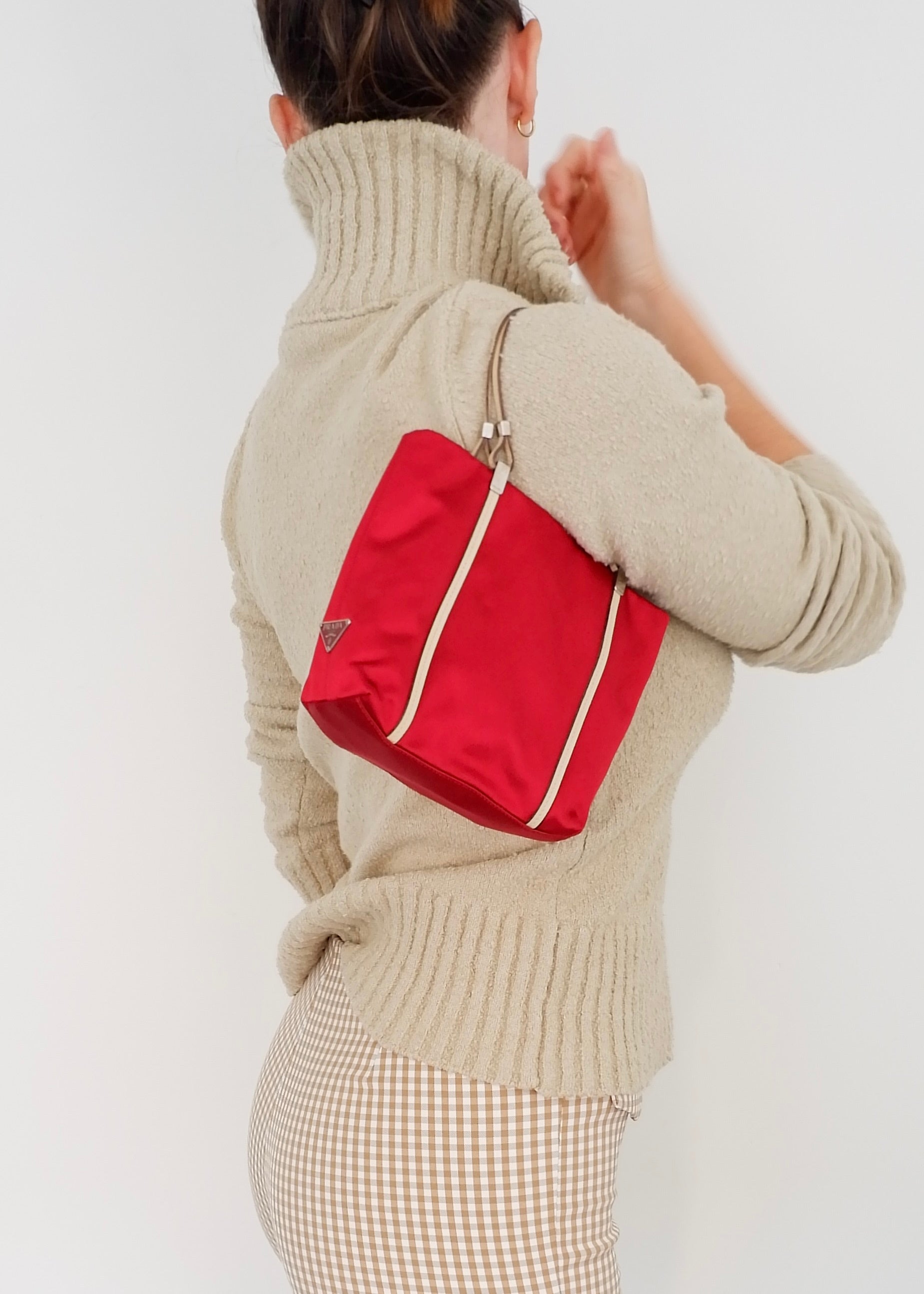 Sac micro cabas Prada authentique d'occasion en satin rouge