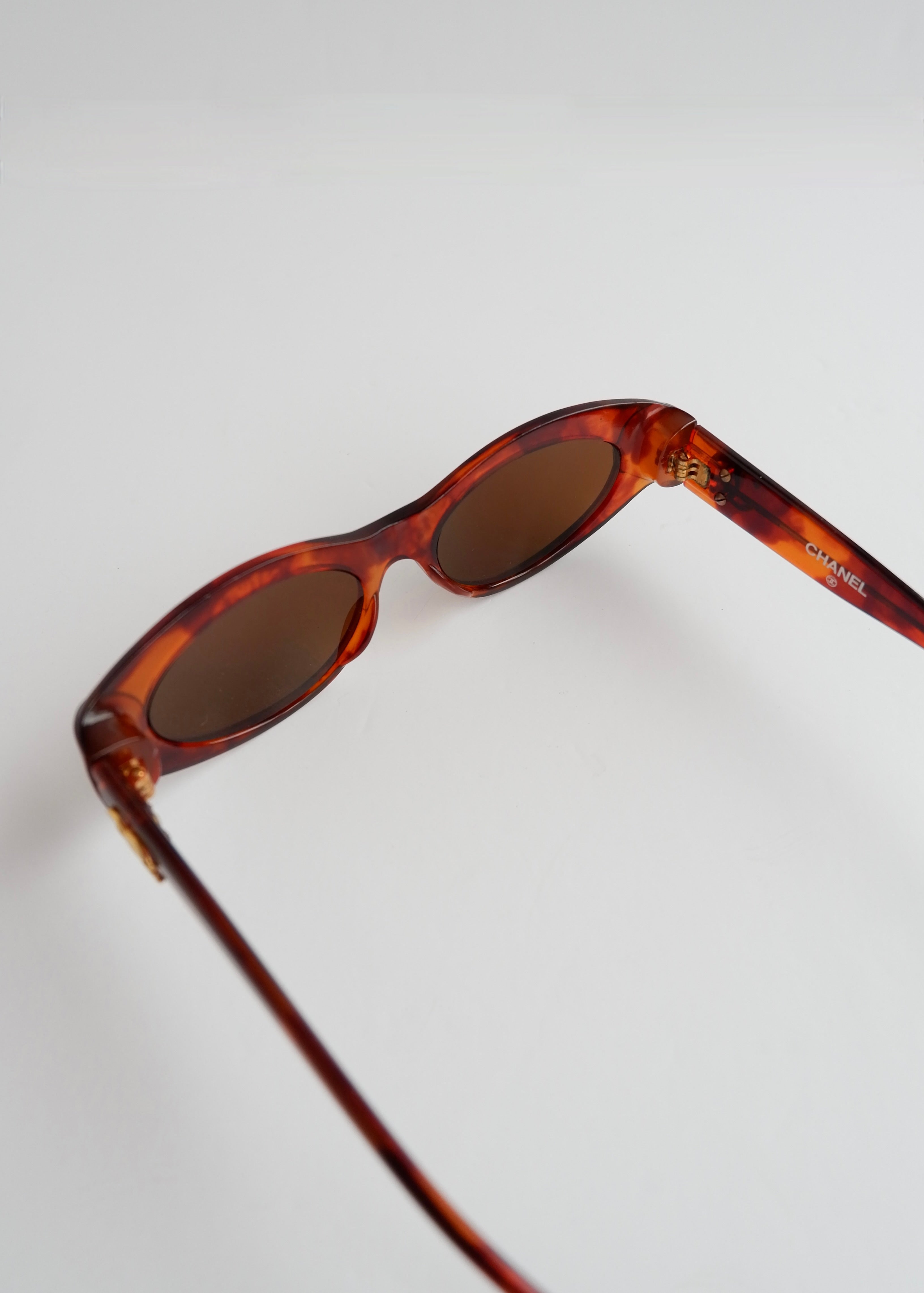 Authentiques lunettes de soleil Chanel d'occasion marron écaille de tortue