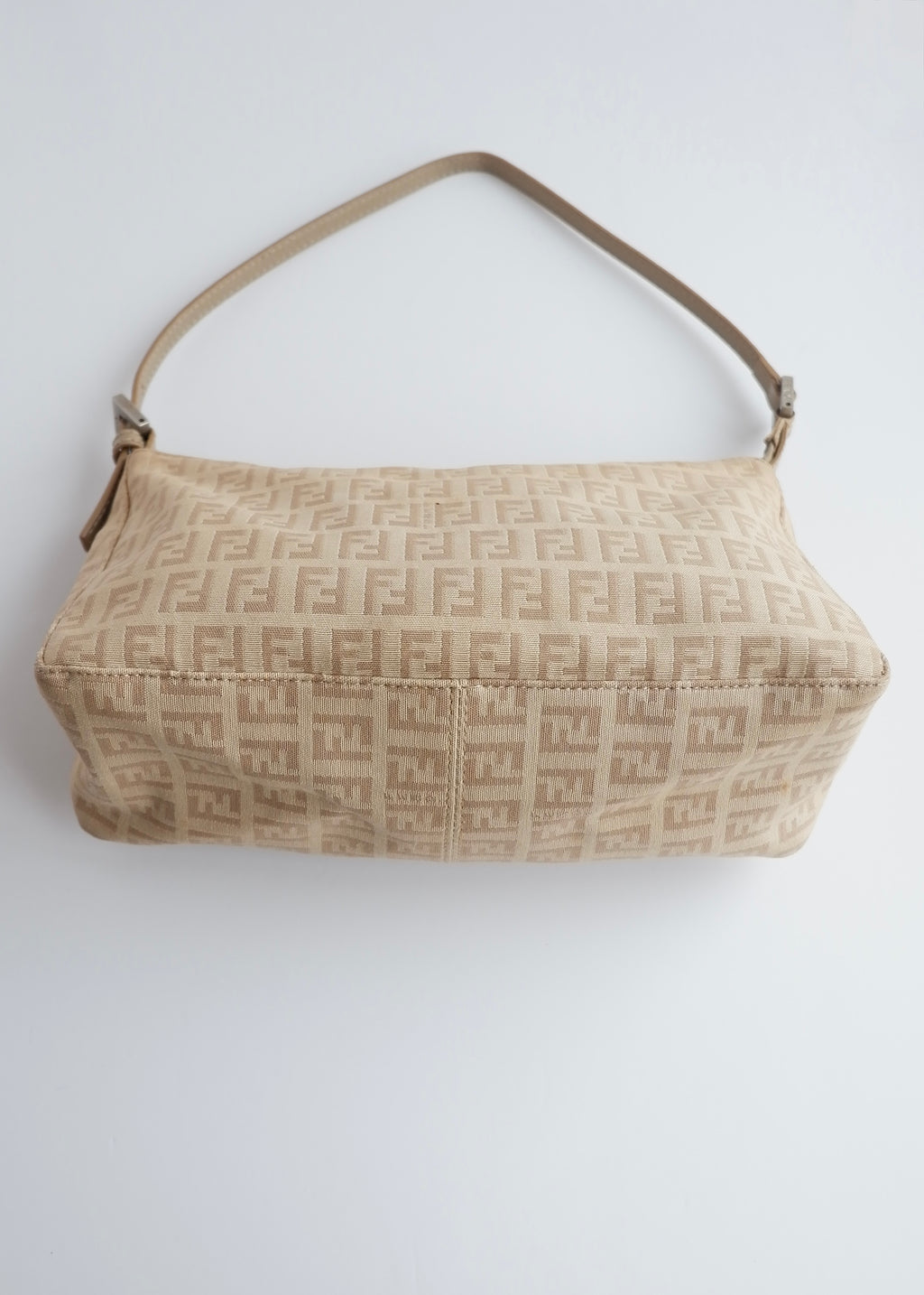 Authentique sac porté épaule Fendi Zucchino Pochette beige d'occasion