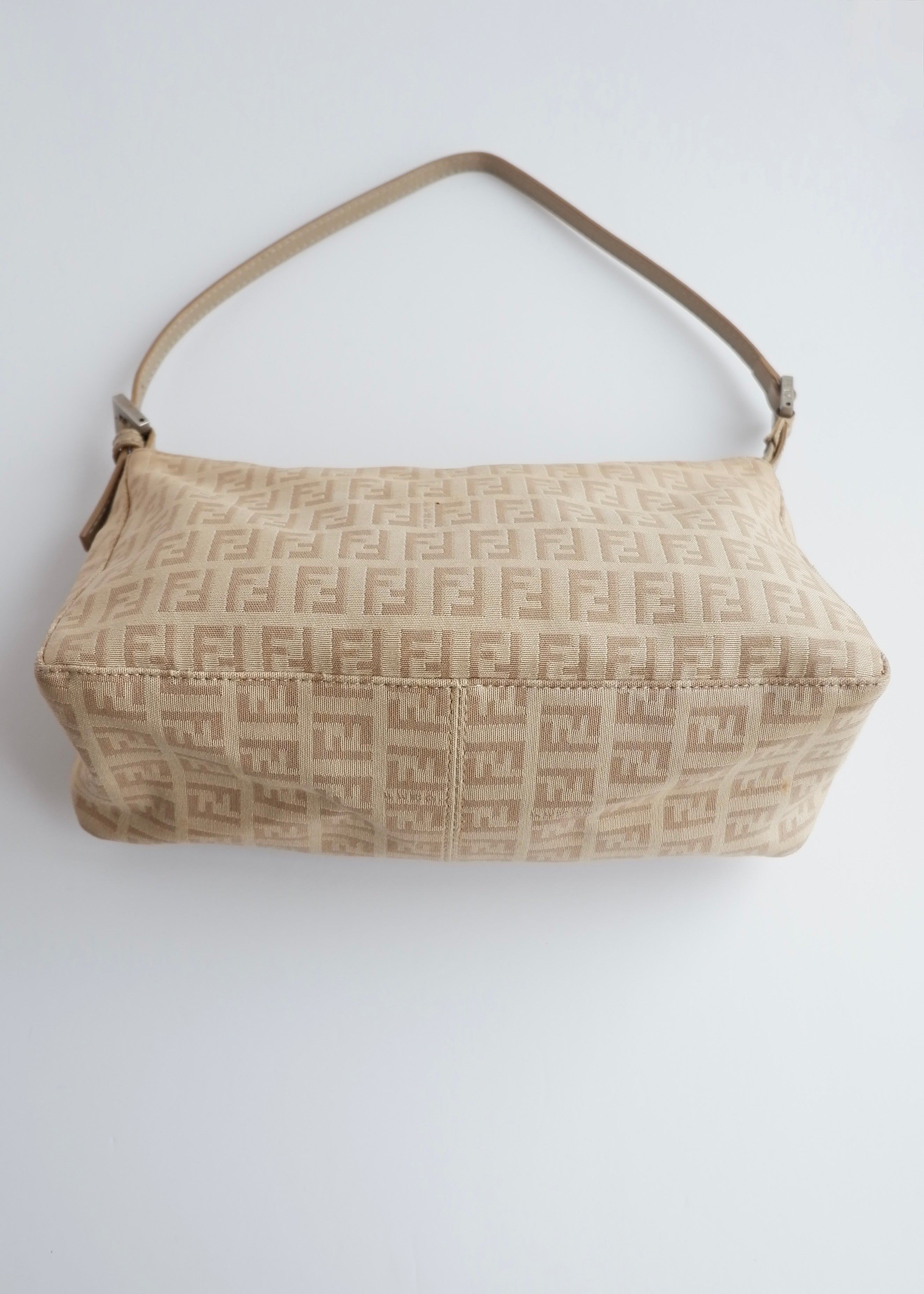 Authentique sac porté épaule Fendi Zucchino Pochette beige d'occasion