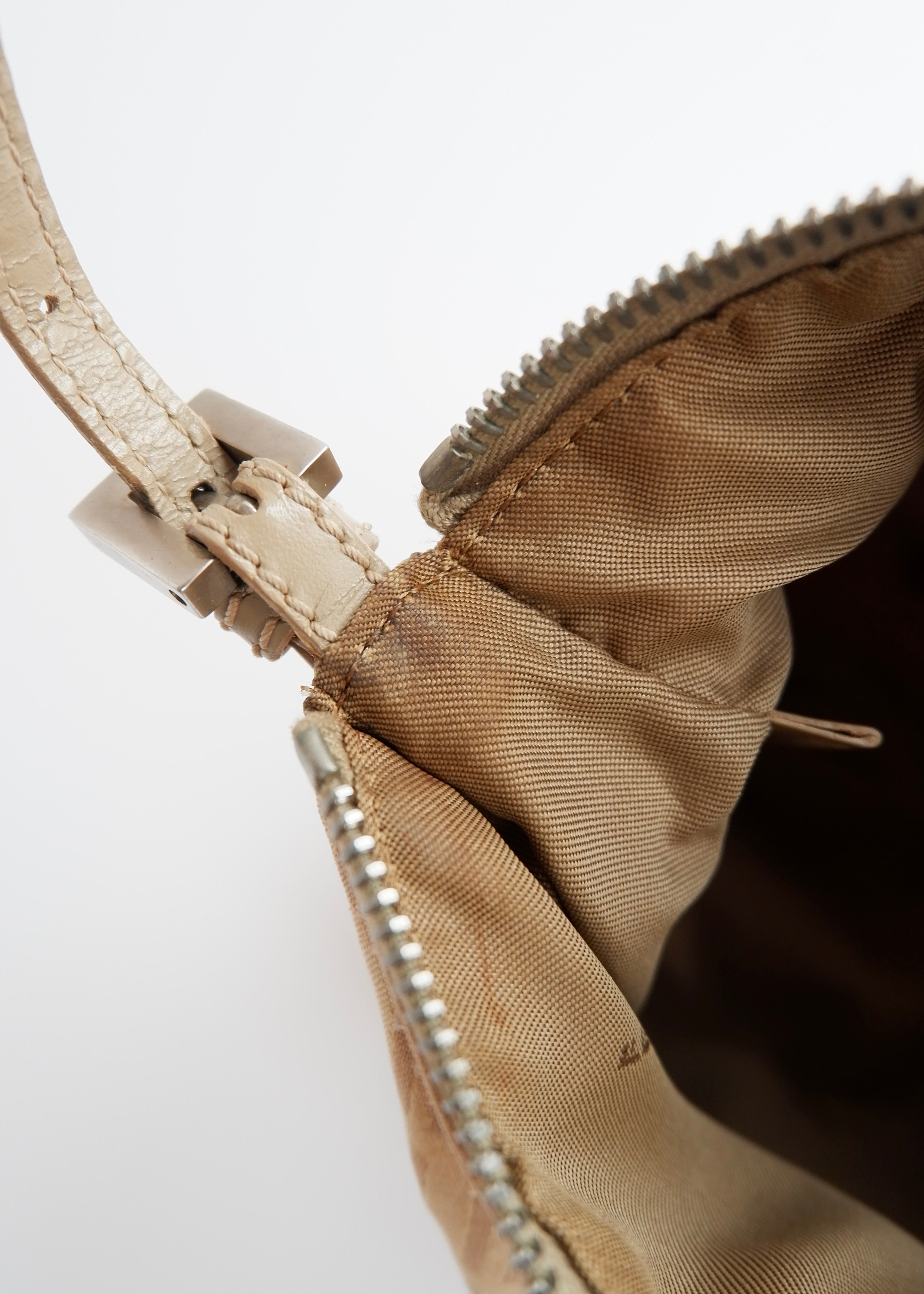 Authentique sac porté épaule Fendi Zucchino Pochette beige d'occasion