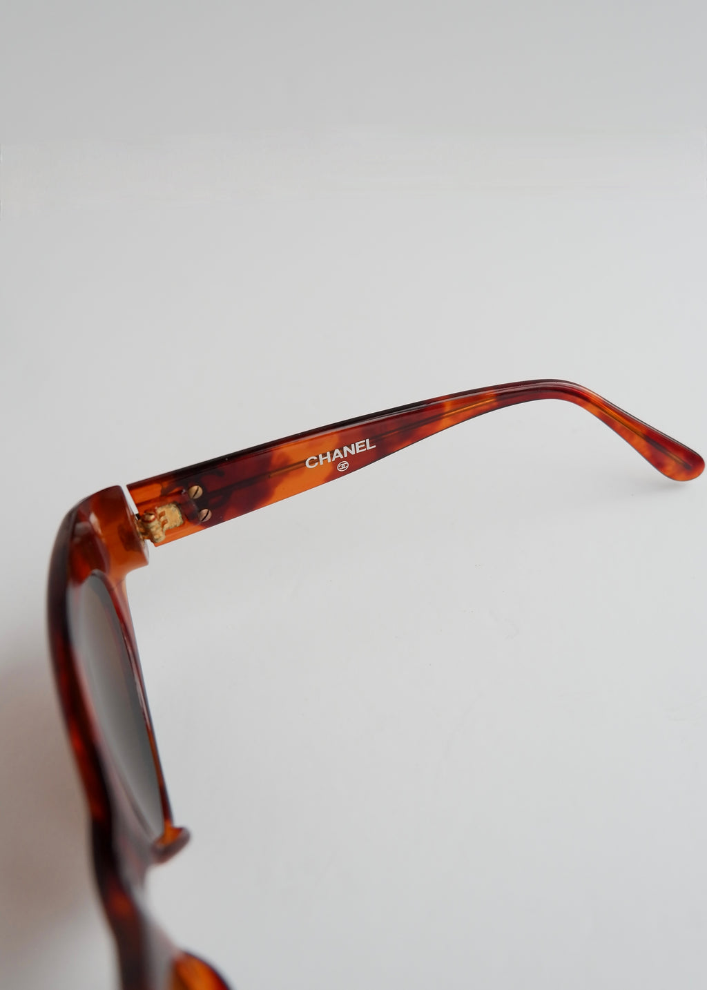 Authentiques lunettes de soleil Chanel d'occasion marron écaille de tortue