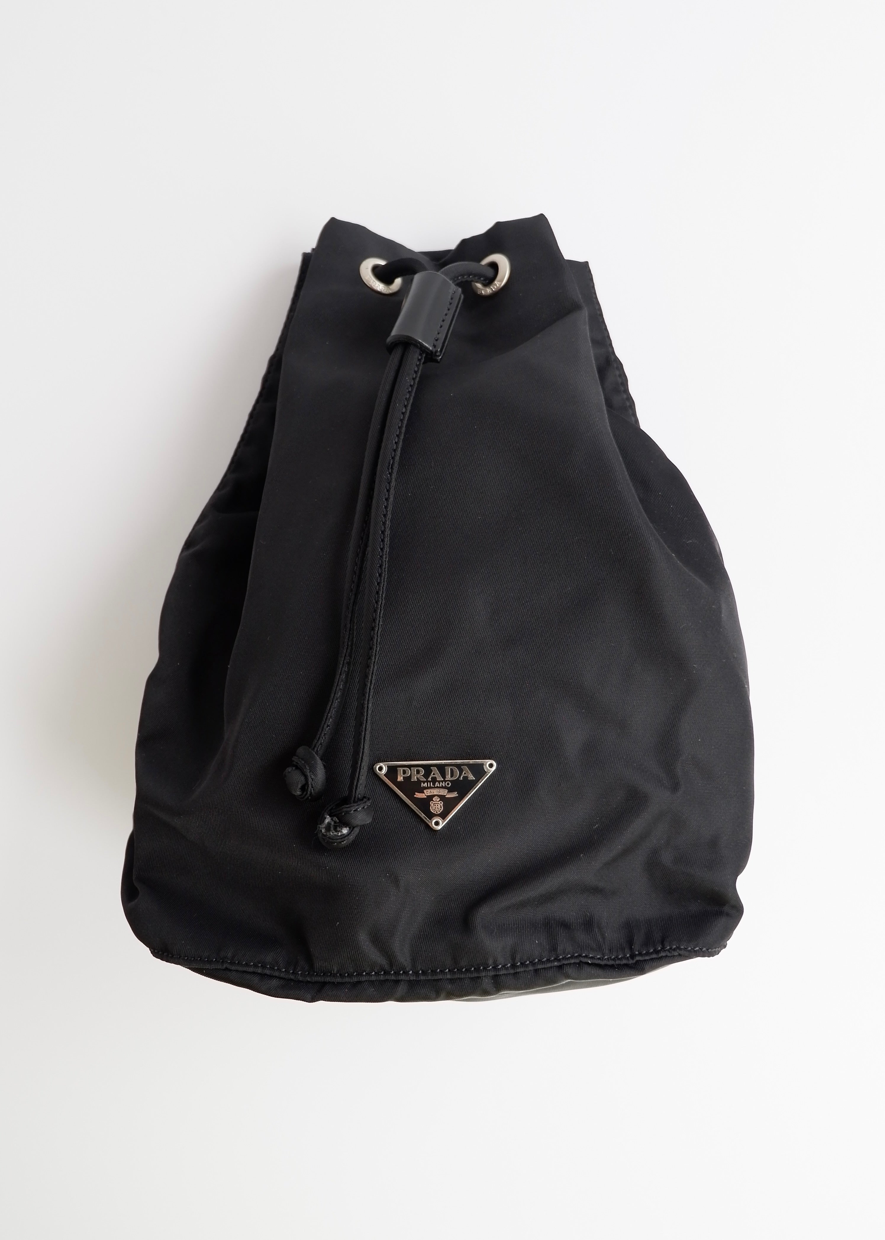 Authentique Pochette Prada en Nylon Noir avec Cordon de Serrage d'occasion