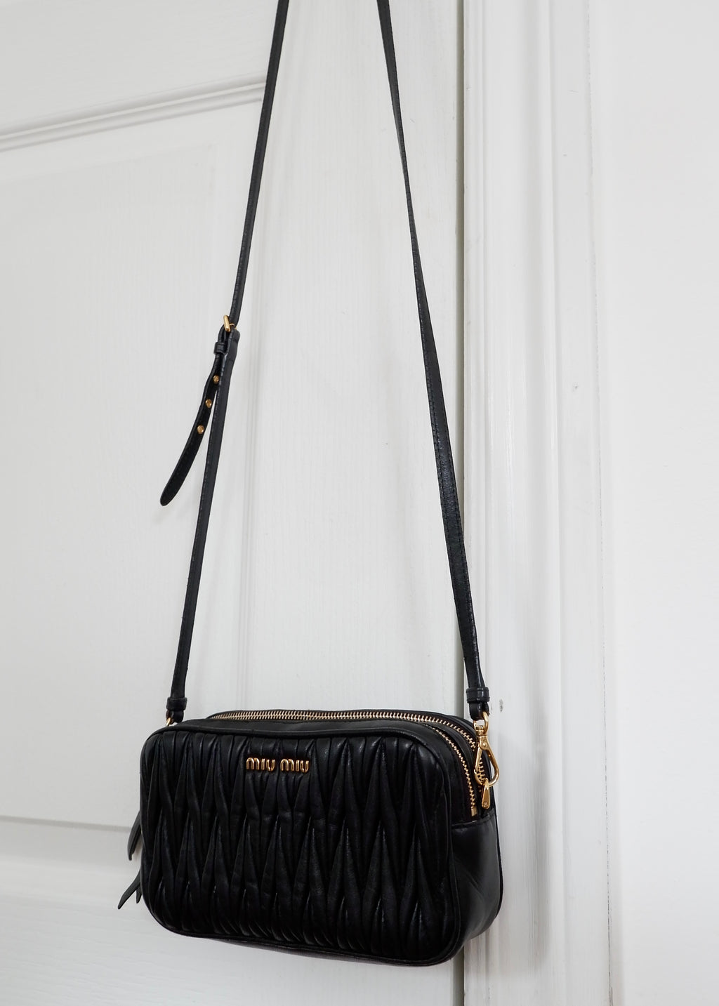 Sac bandoulière Miu Miu en cuir noir authentique d'occasion