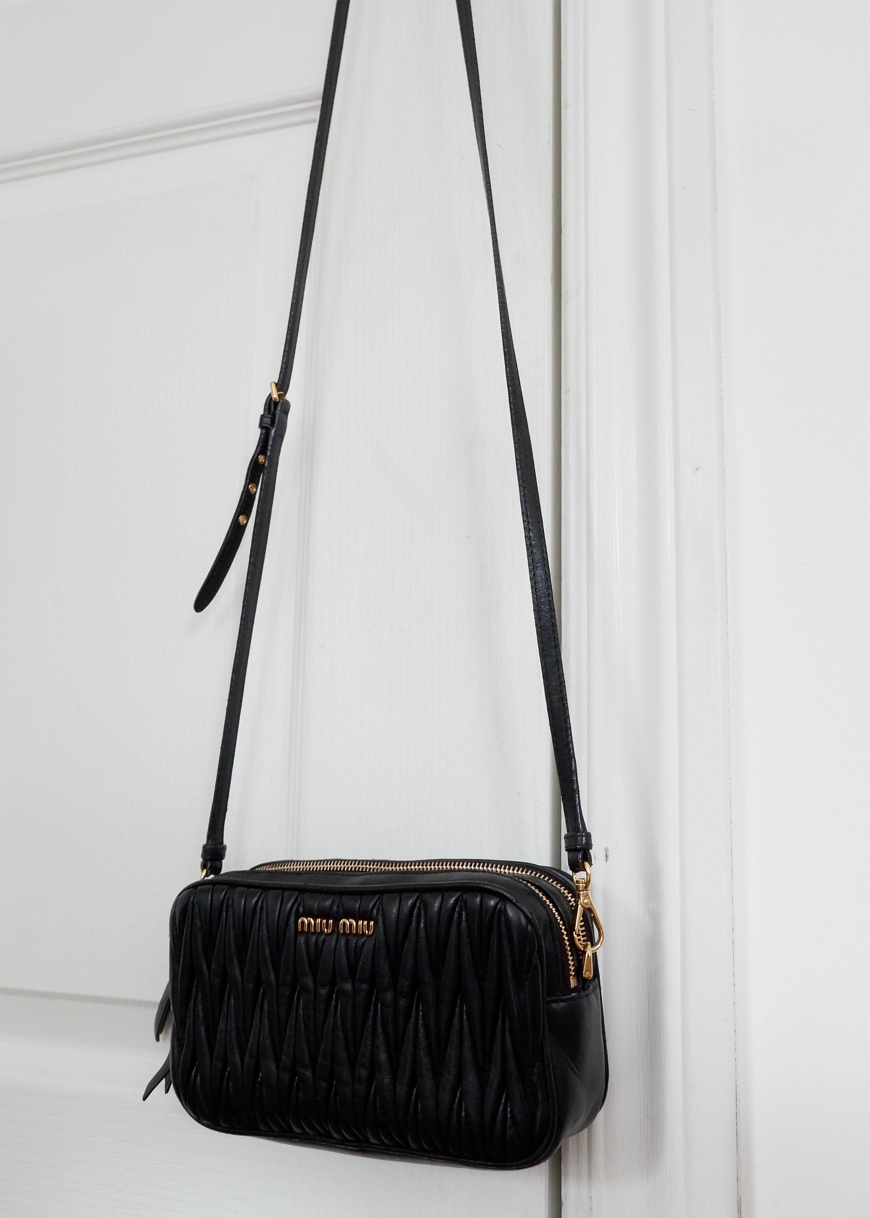 Sac bandoulière Miu Miu en cuir noir authentique d'occasion