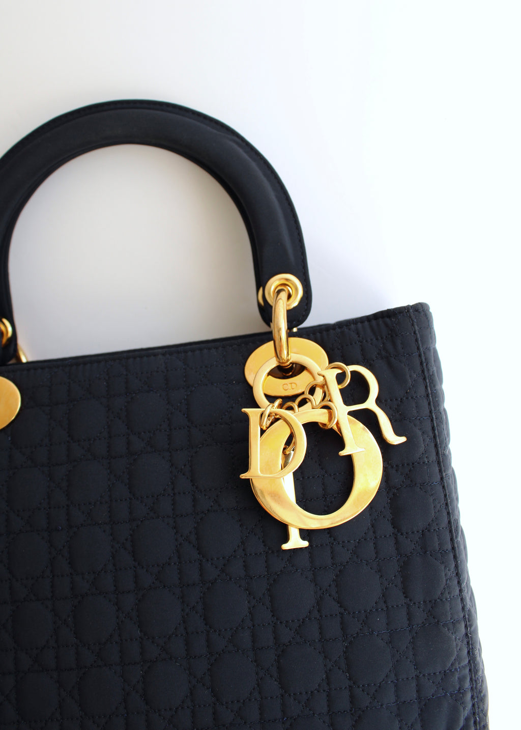 Sac à main Christian Dior Lady Dior Medium en toile bleu marine, d'occasion authentique, avec accastillage doré