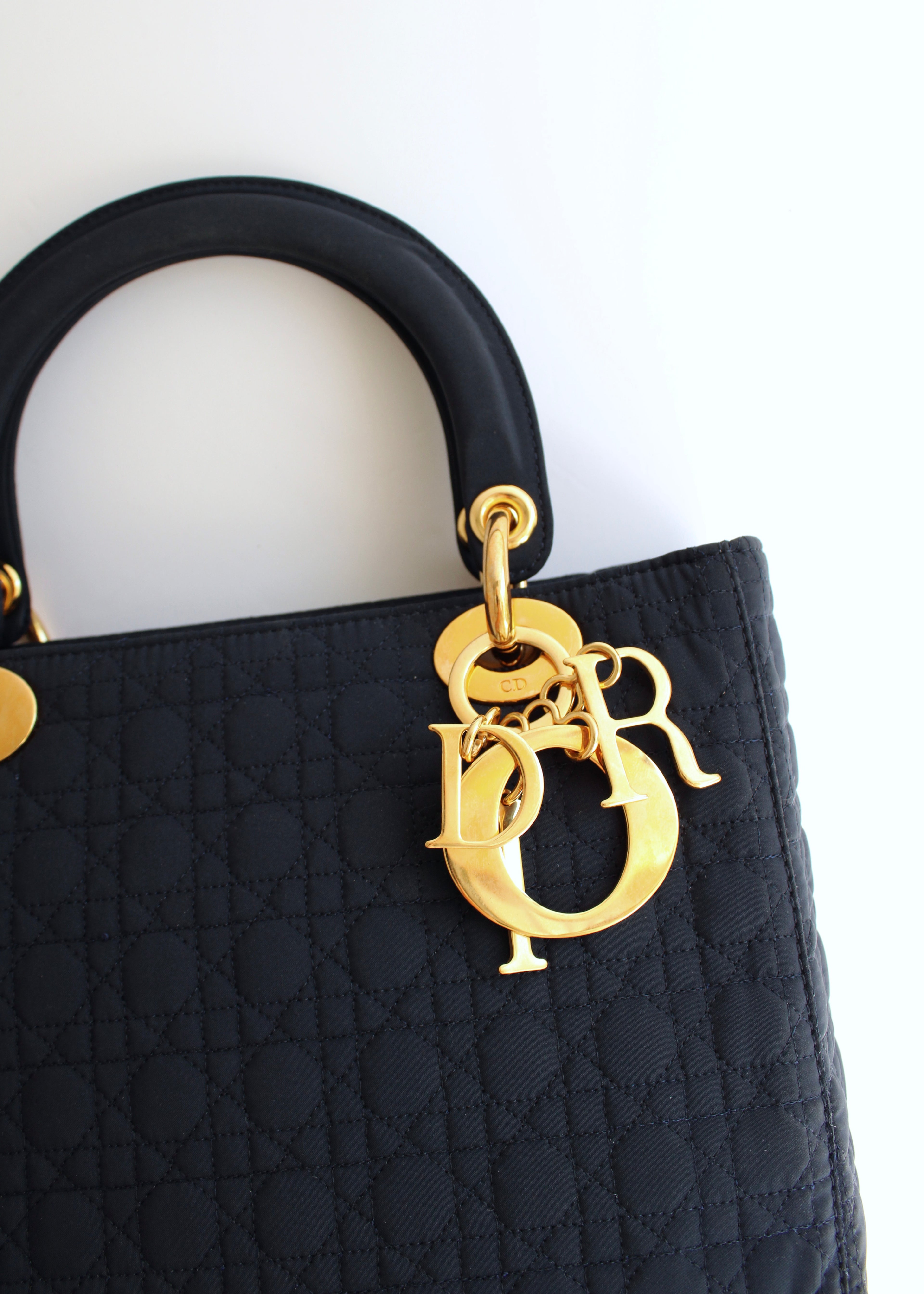 Sac à main Christian Dior Lady Dior Medium en toile bleu marine, d'occasion authentique, avec accastillage doré