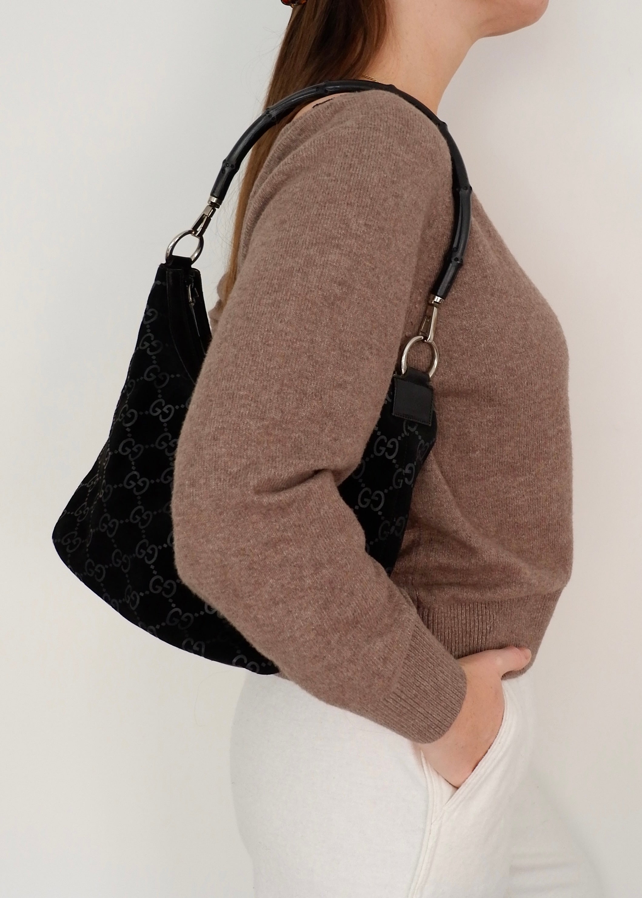 Sac à bandoulière Gucci en daim noir avec poignée en bambou, authentique et d'occasion