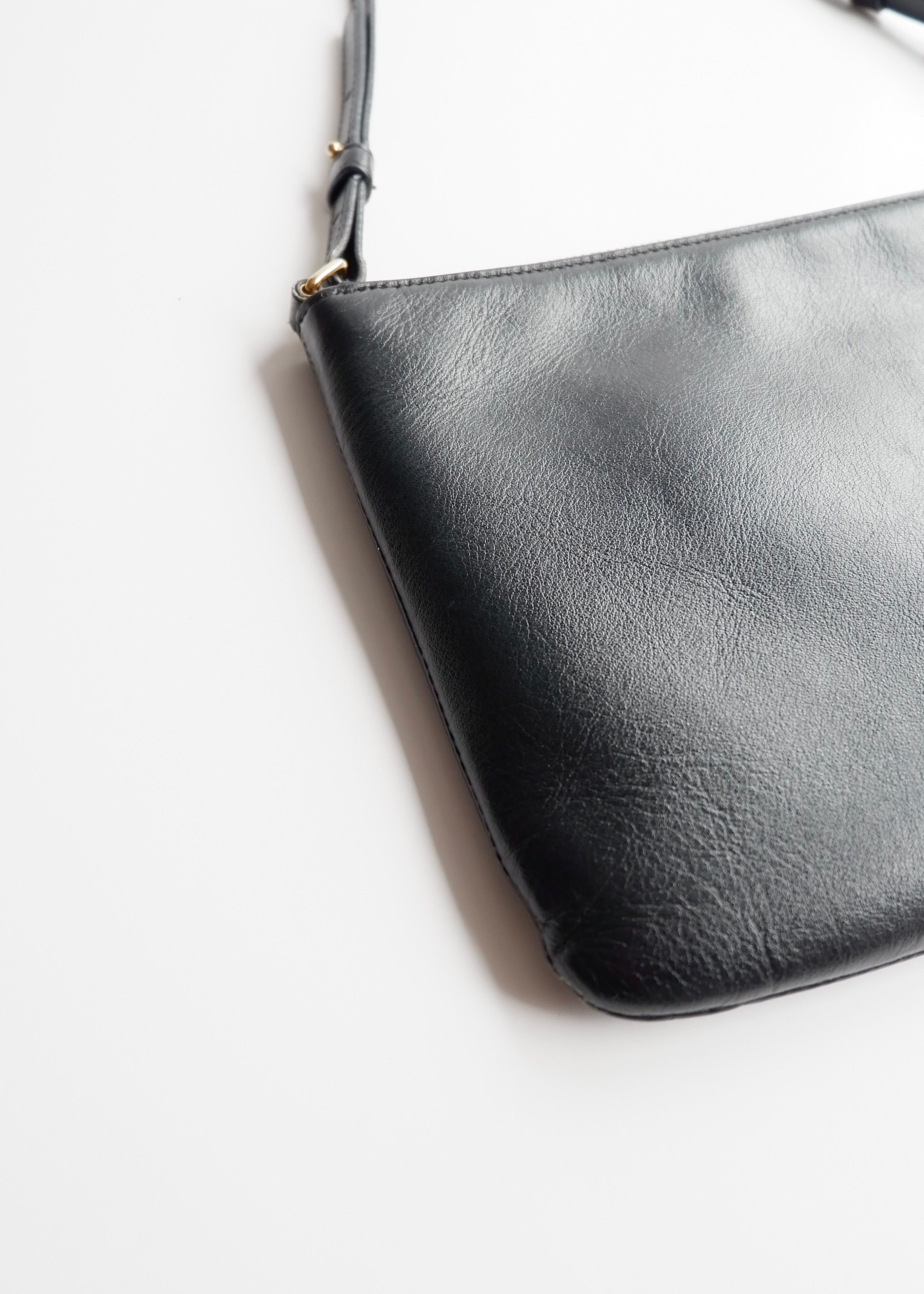 Authentique Sac bandoulière Saint Laurent YSL Monogramme Adolescent en cuir noir d'occasion
