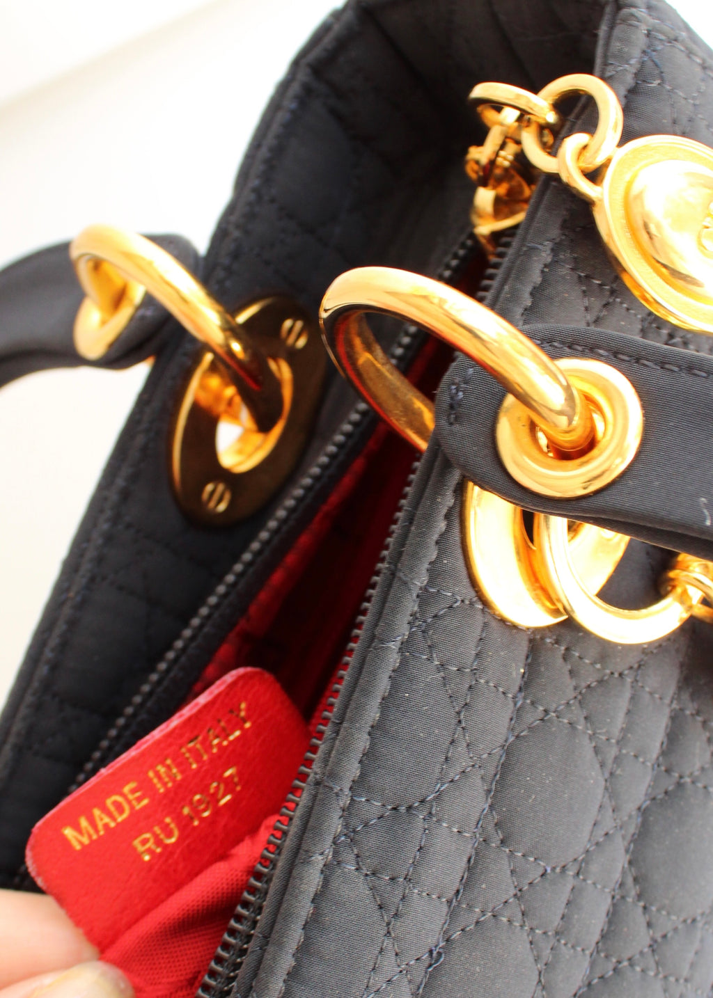 Sac à main Christian Dior Lady Dior Medium en toile bleu marine, d'occasion authentique, avec accastillage doré