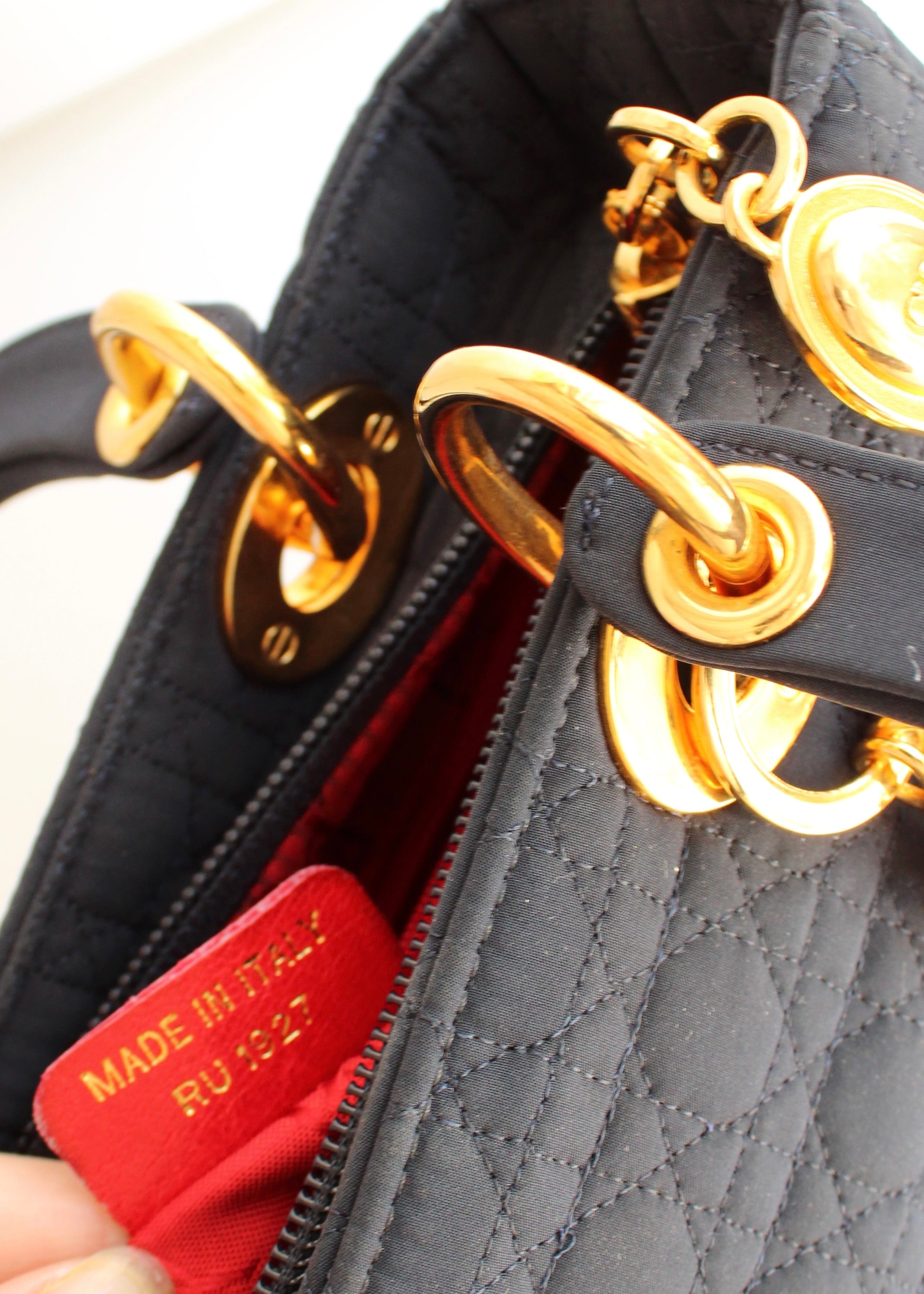 Sac à main Christian Dior Lady Dior Medium en toile bleu marine, d'occasion authentique, avec accastillage doré