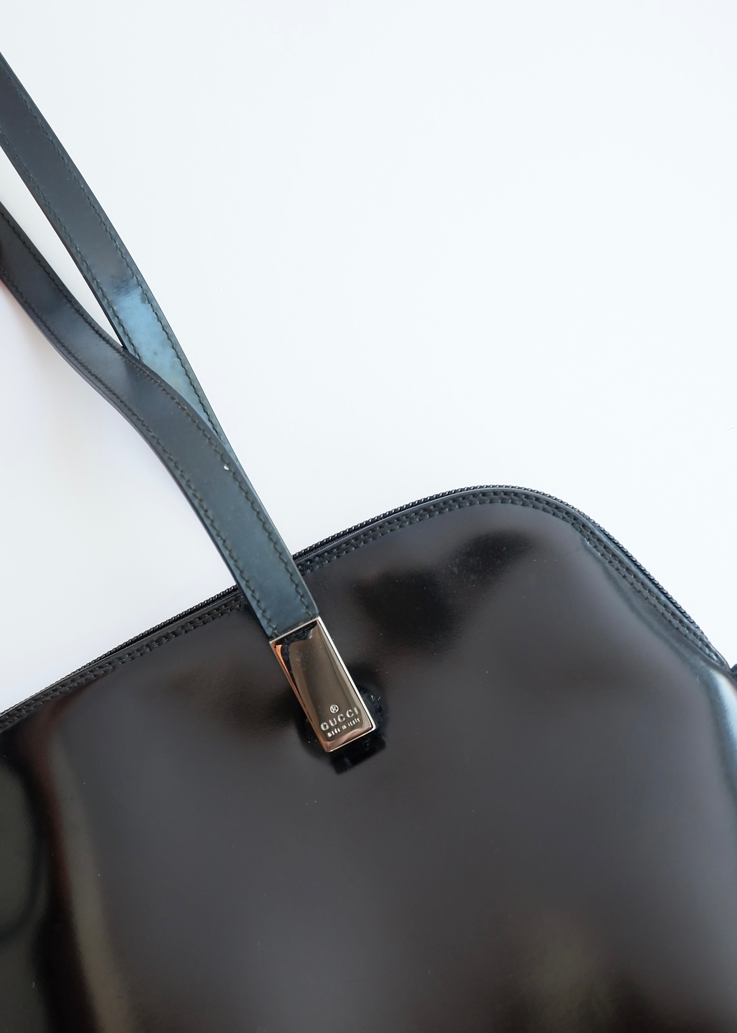 Sac bandoulière long Gucci authentique d'occasion en cuir verni noir