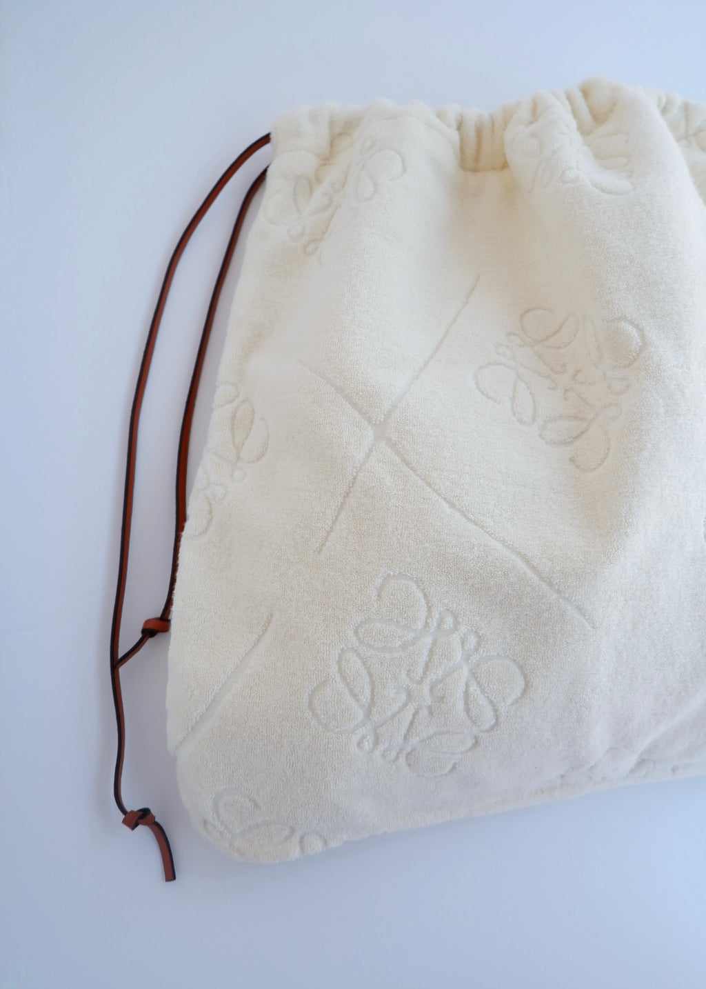 Pochette Loewe x Paula's Ibiza en tissu éponge crème, authentique et d'occasion