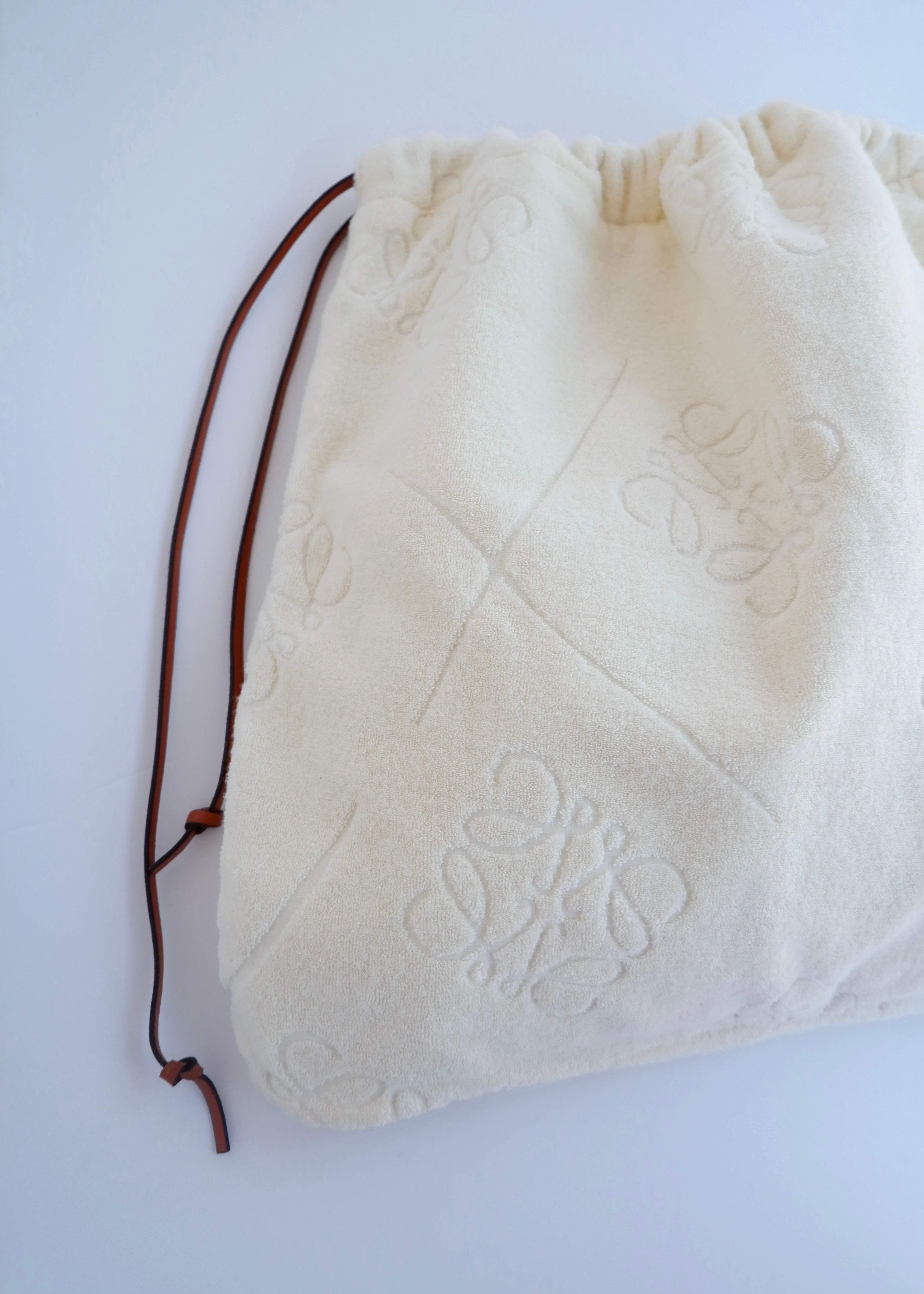 Pochette Loewe x Paula's Ibiza en tissu éponge crème, authentique et d'occasion
